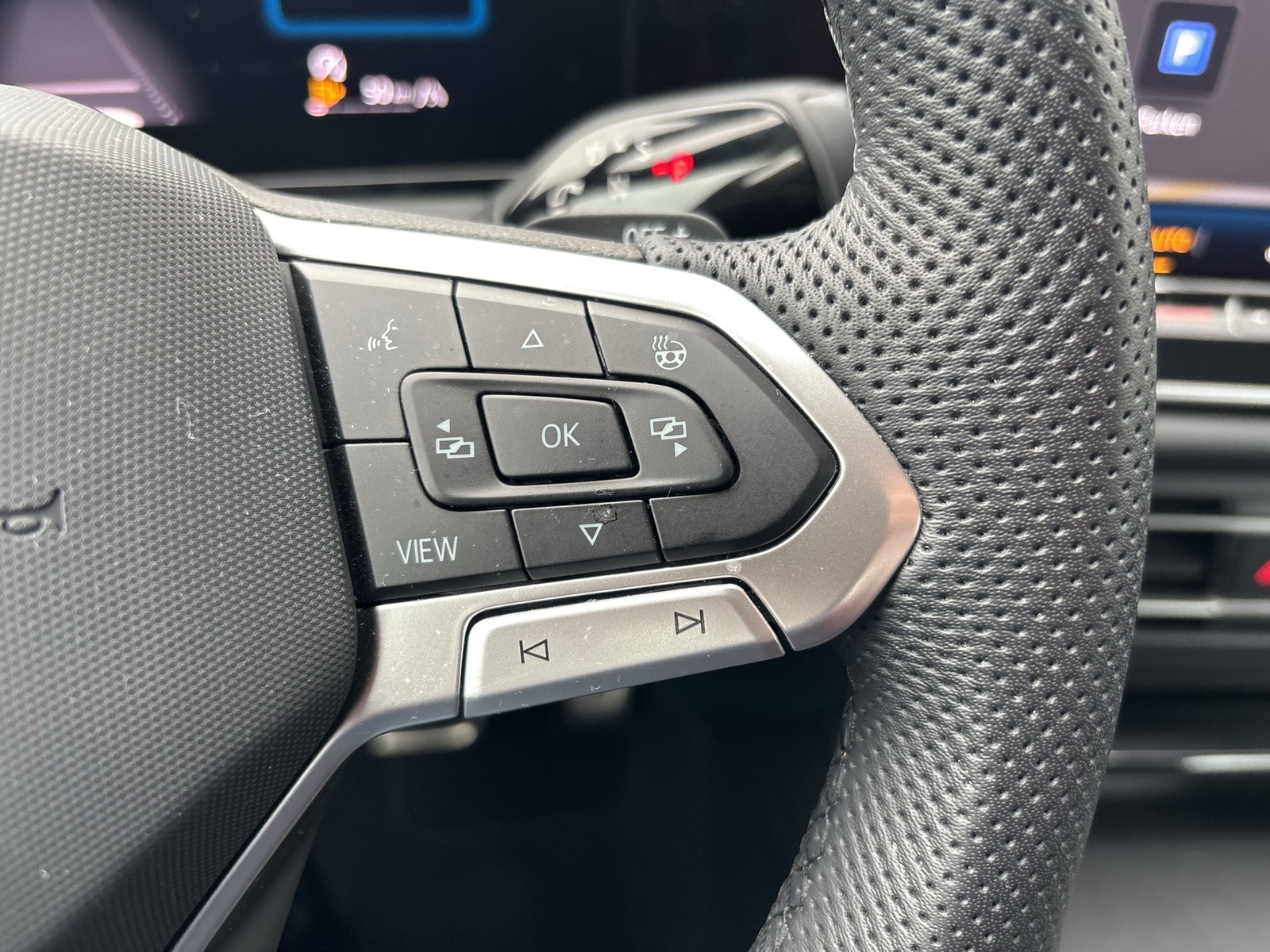 Volkswagen Tiguan 2.0 R-LINE 4X4 NEUES MODELL AHK CAM LM20