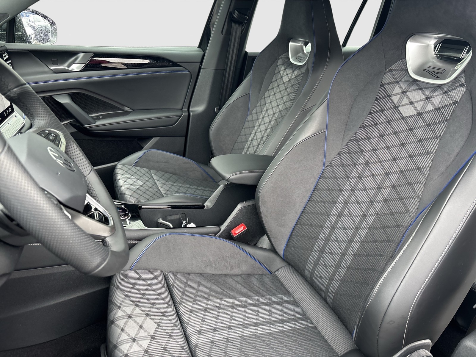 Volkswagen Tiguan 2.0 R-LINE 4X4 NEUES MODELL AHK CAM LM20