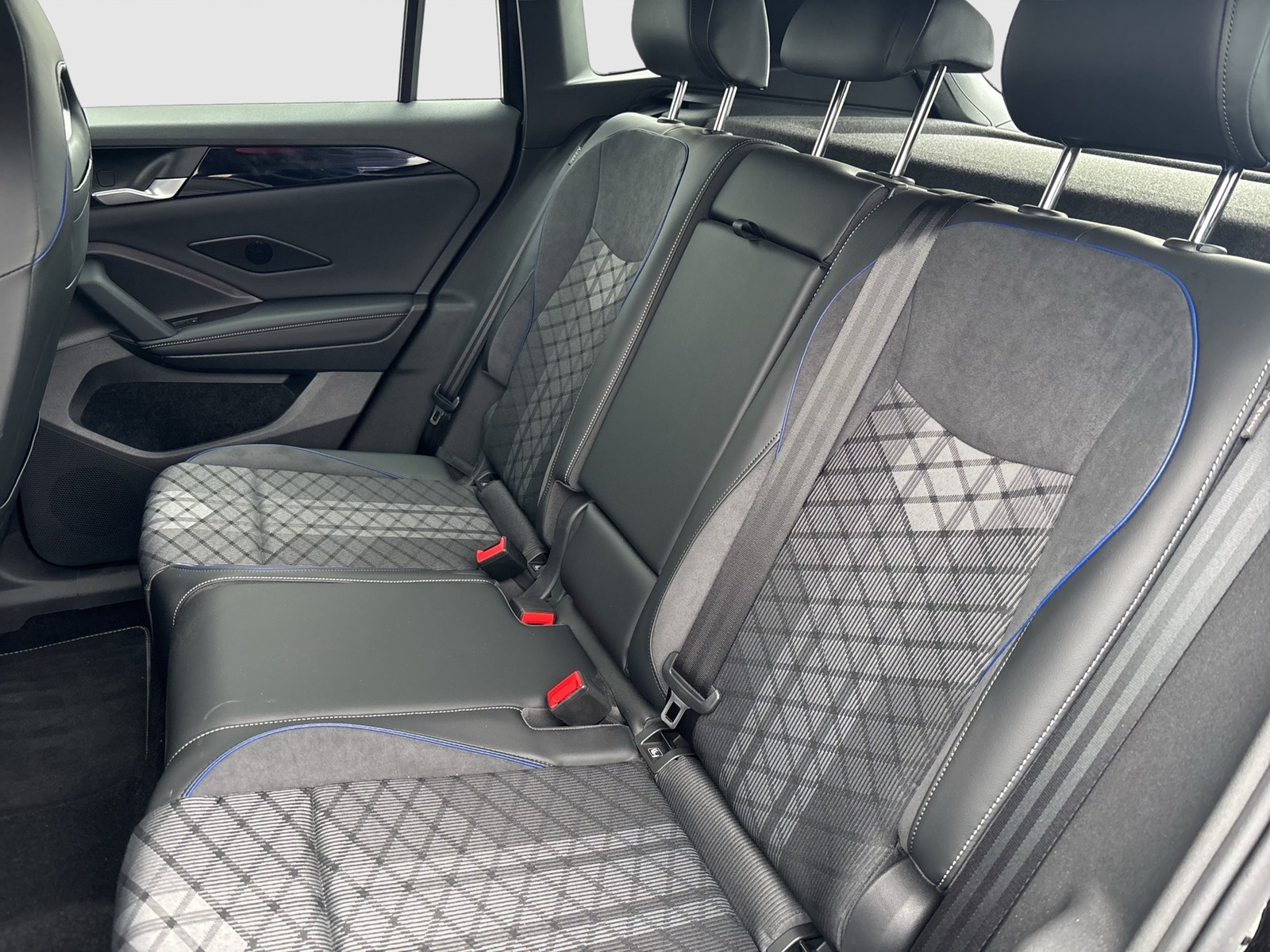 Volkswagen Tiguan 2.0 R-LINE 4X4 NEUES MODELL AHK CAM LM20