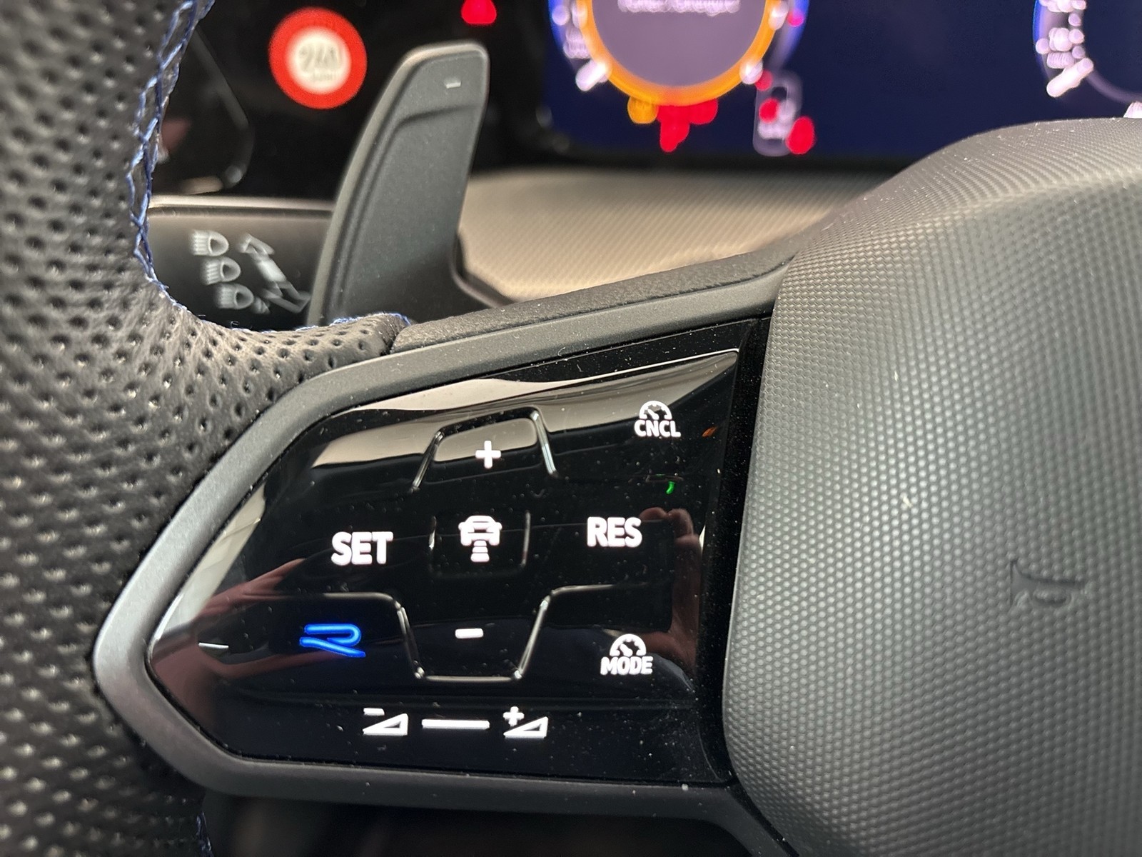 Volkswagen Golf VIII 2.0 R 4X4 CAM ACC LM19 NAVI LED+