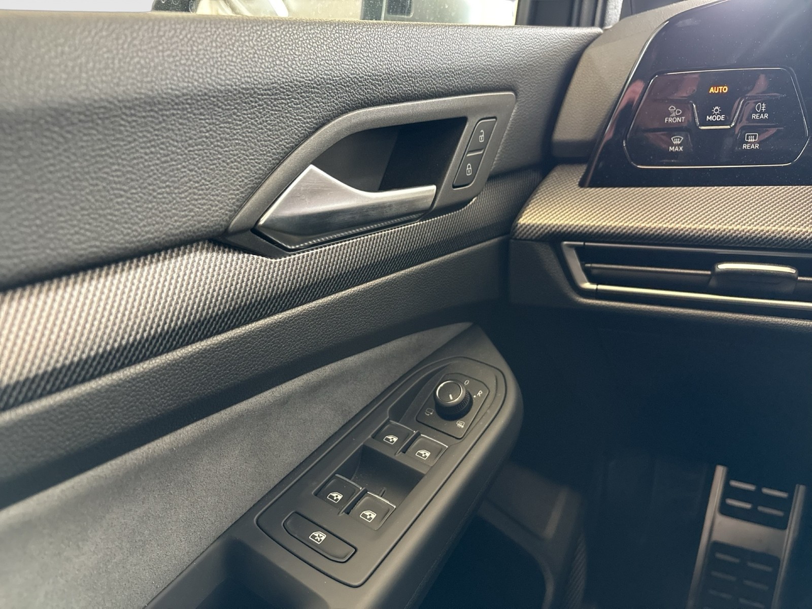 Volkswagen Golf VIII 2.0 R 4X4 CAM ACC LM19 NAVI LED+
