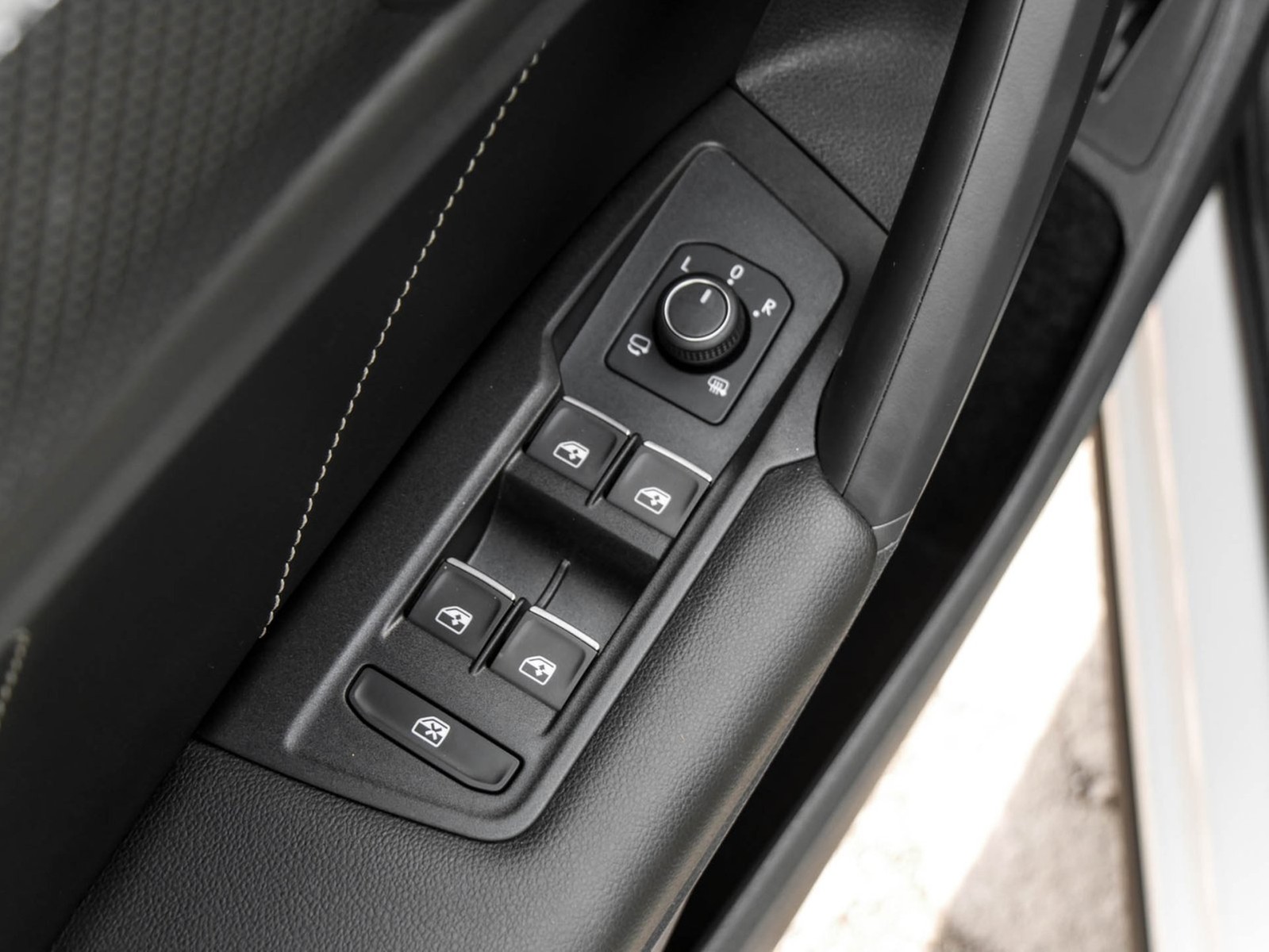 Volkswagen Tiguan 2.0 R-LINE AHK CAM ACC LM20 E-KLAPPE NAVI