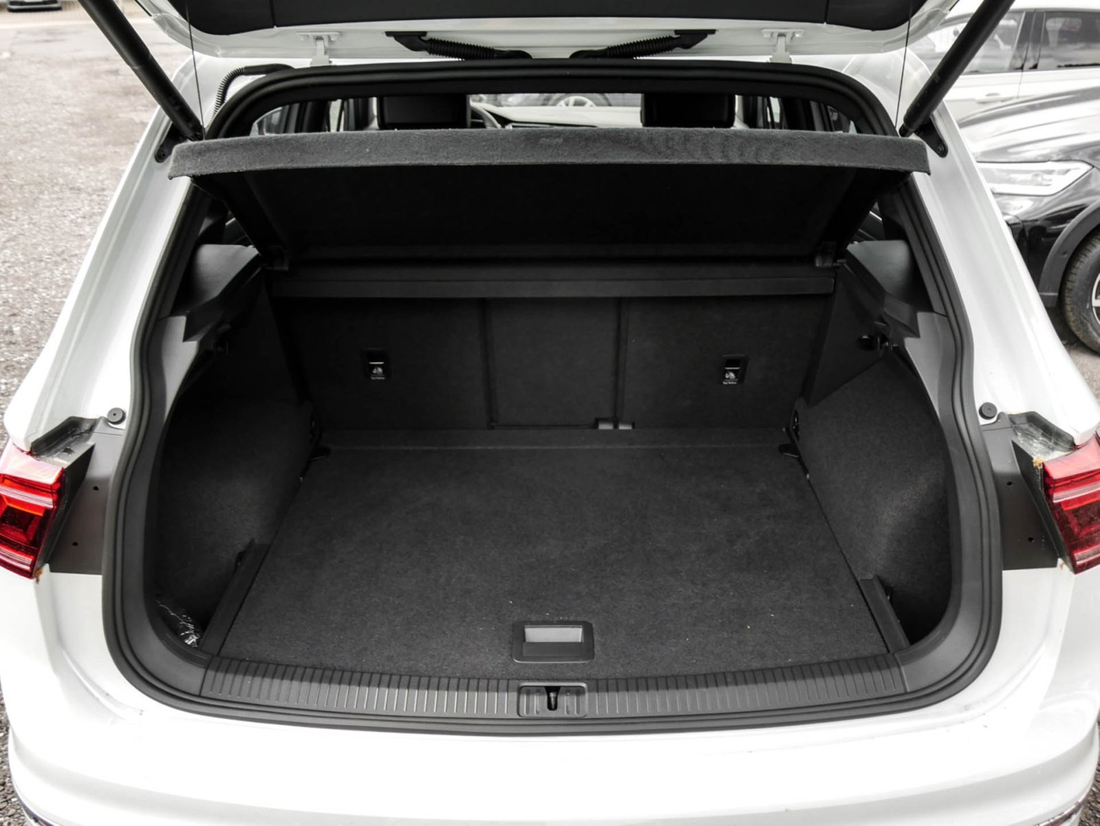 Volkswagen Tiguan 2.0 R-LINE AHK CAM ACC LM20 E-KLAPPE NAVI