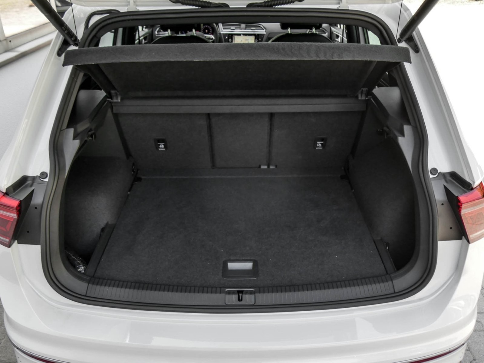 Volkswagen Tiguan 2.0 R-LINE AHK CAM ACC LM20 E-KLAPPE NAVI