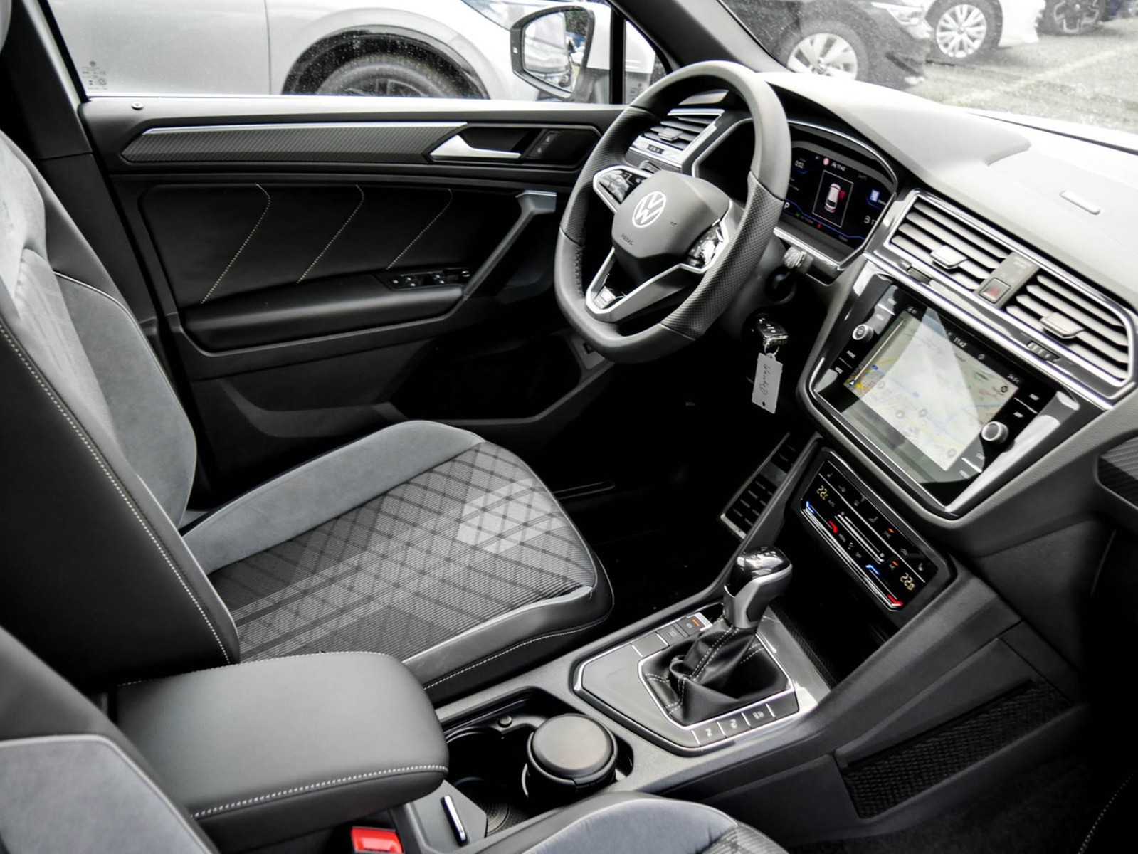 Volkswagen Tiguan 2.0 R-LINE AHK CAM ACC LM20 E-KLAPPE NAVI