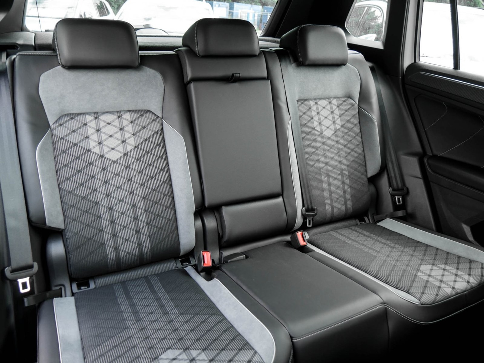 Volkswagen Tiguan 2.0 R-LINE AHK CAM ACC LM20 E-KLAPPE NAVI