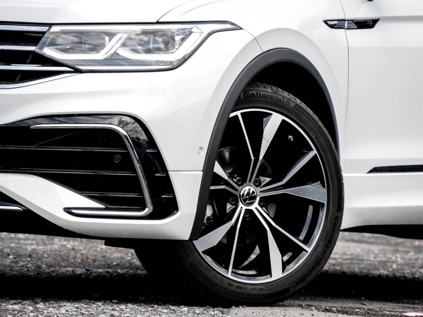 Volkswagen Tiguan 2.0 R-LINE AHK CAM ACC LM20 E-KLAPPE NAVI