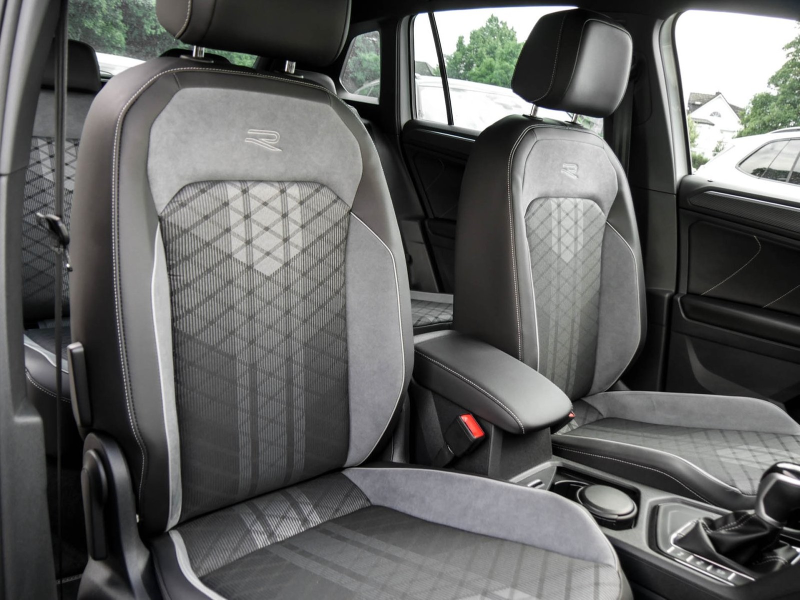 Volkswagen Tiguan 2.0 R-LINE AHK CAM ACC LM20 E-KLAPPE NAVI