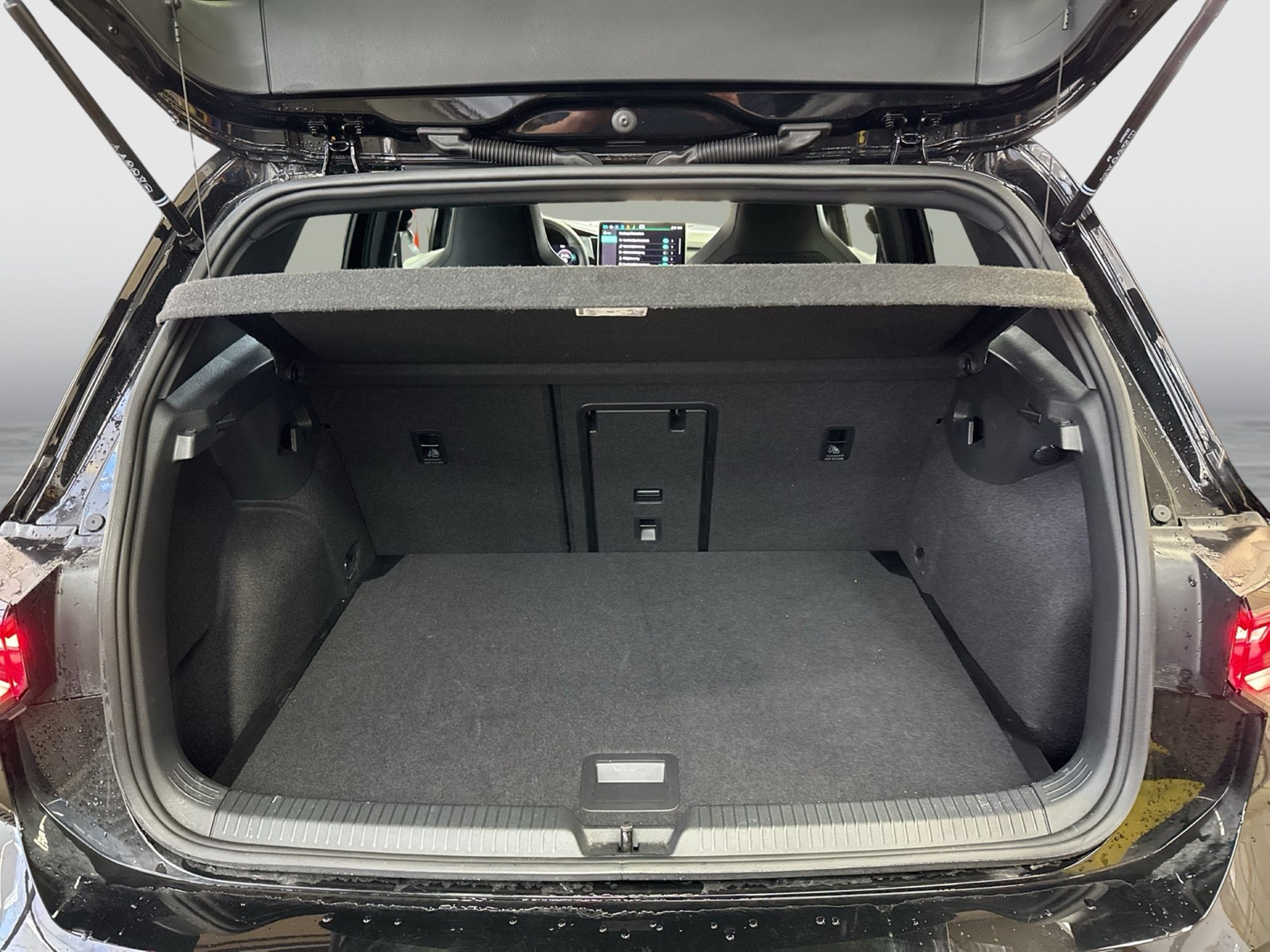 Volkswagen Golf VIII 1.5 eTSI R-LINE FACELIFT CAM ACC LM18