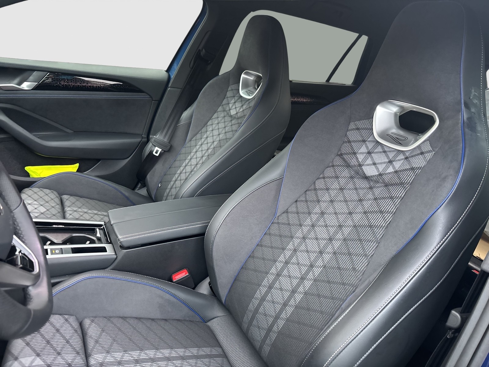 Volkswagen Passat Variant 2.0 R-LINE NEUESMODELL AHK 360CAM