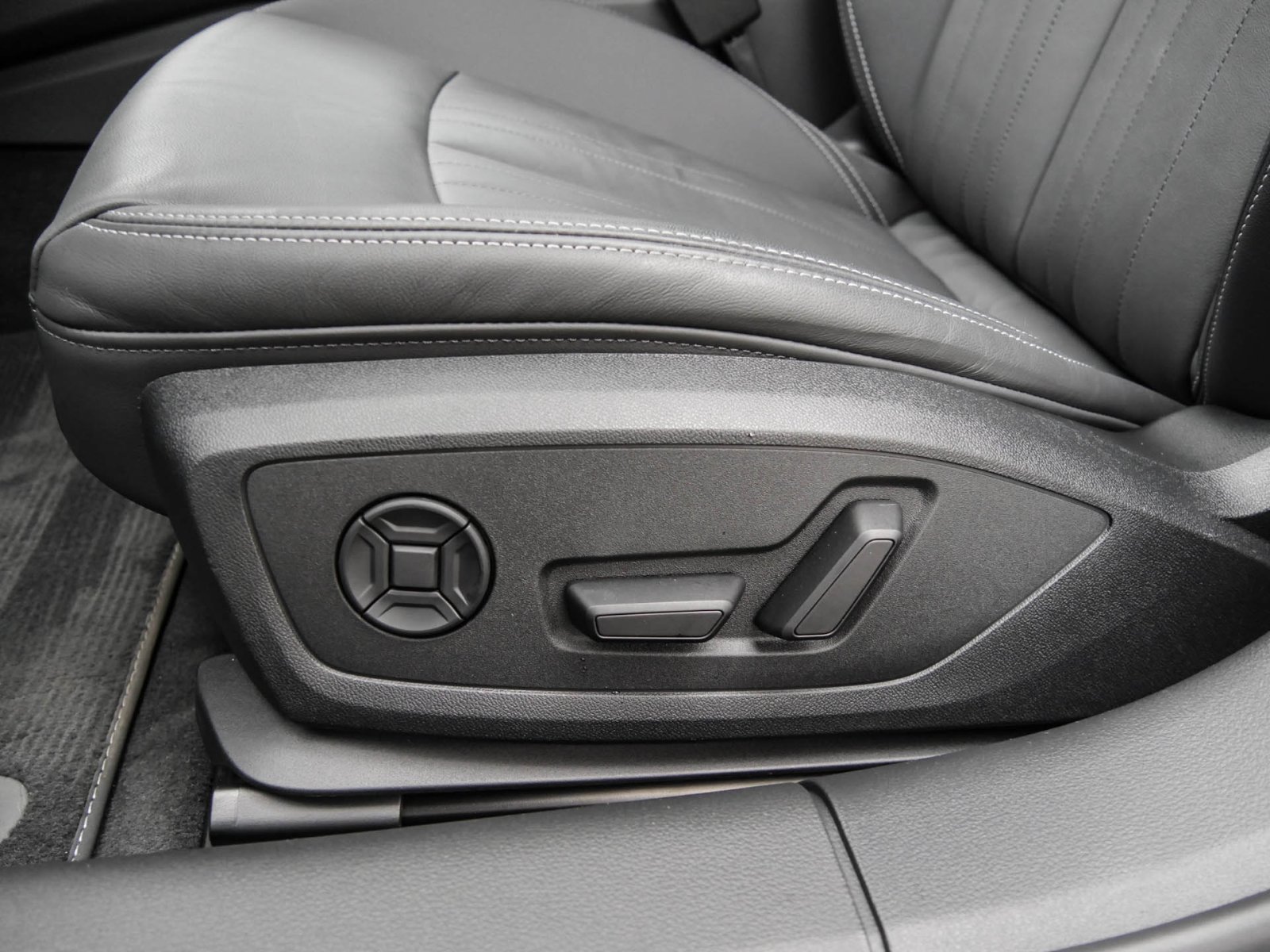 Audi A6 Avant 35 advanced BLACKPAK PANO AHK MATRIXLED