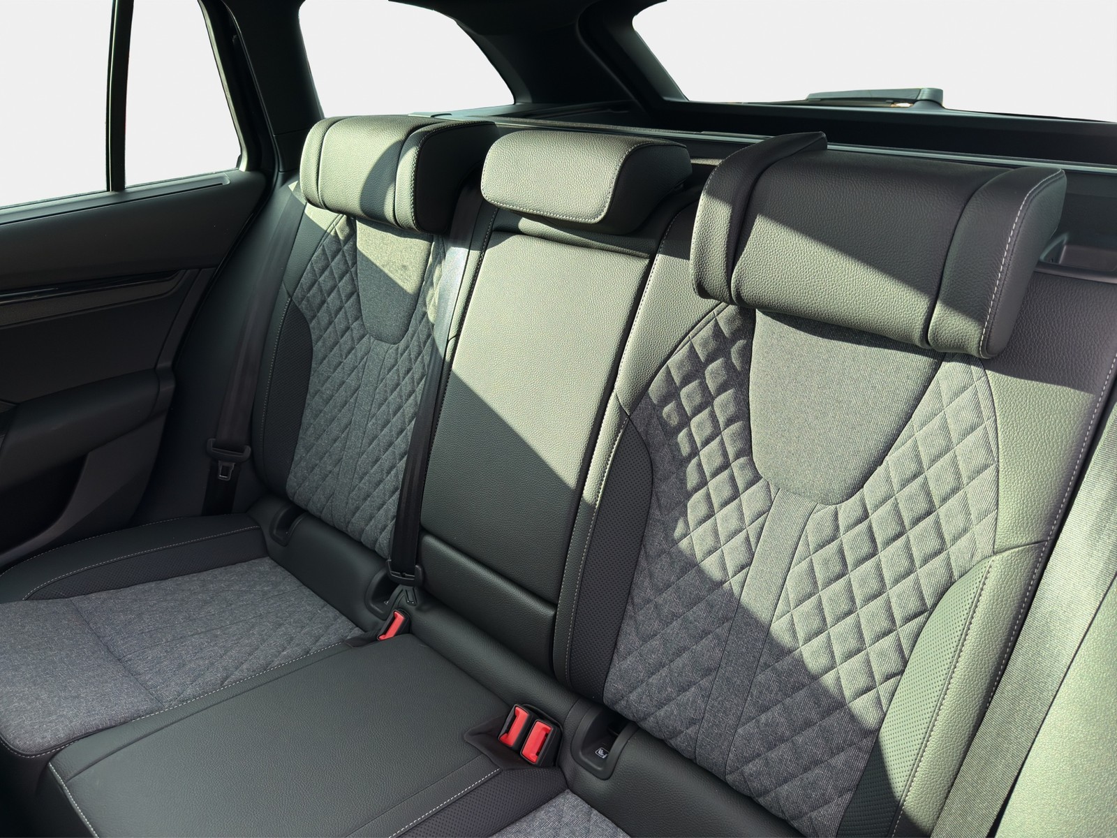 Skoda Octavia Combi 1.5 e-TEC SPORTLINE PANO AHK LM18