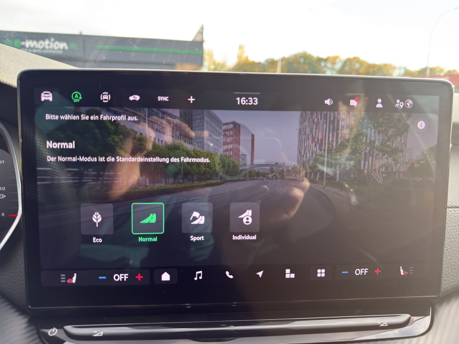 Skoda Octavia Combi 1.5 e-TEC SPORTLINE PANO AHK LM18