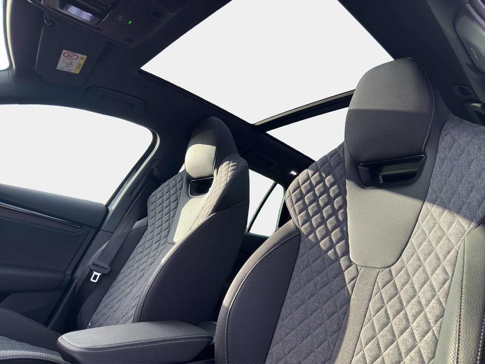 Skoda Octavia Combi 1.5 e-TEC SPORTLINE PANO AHK LM18