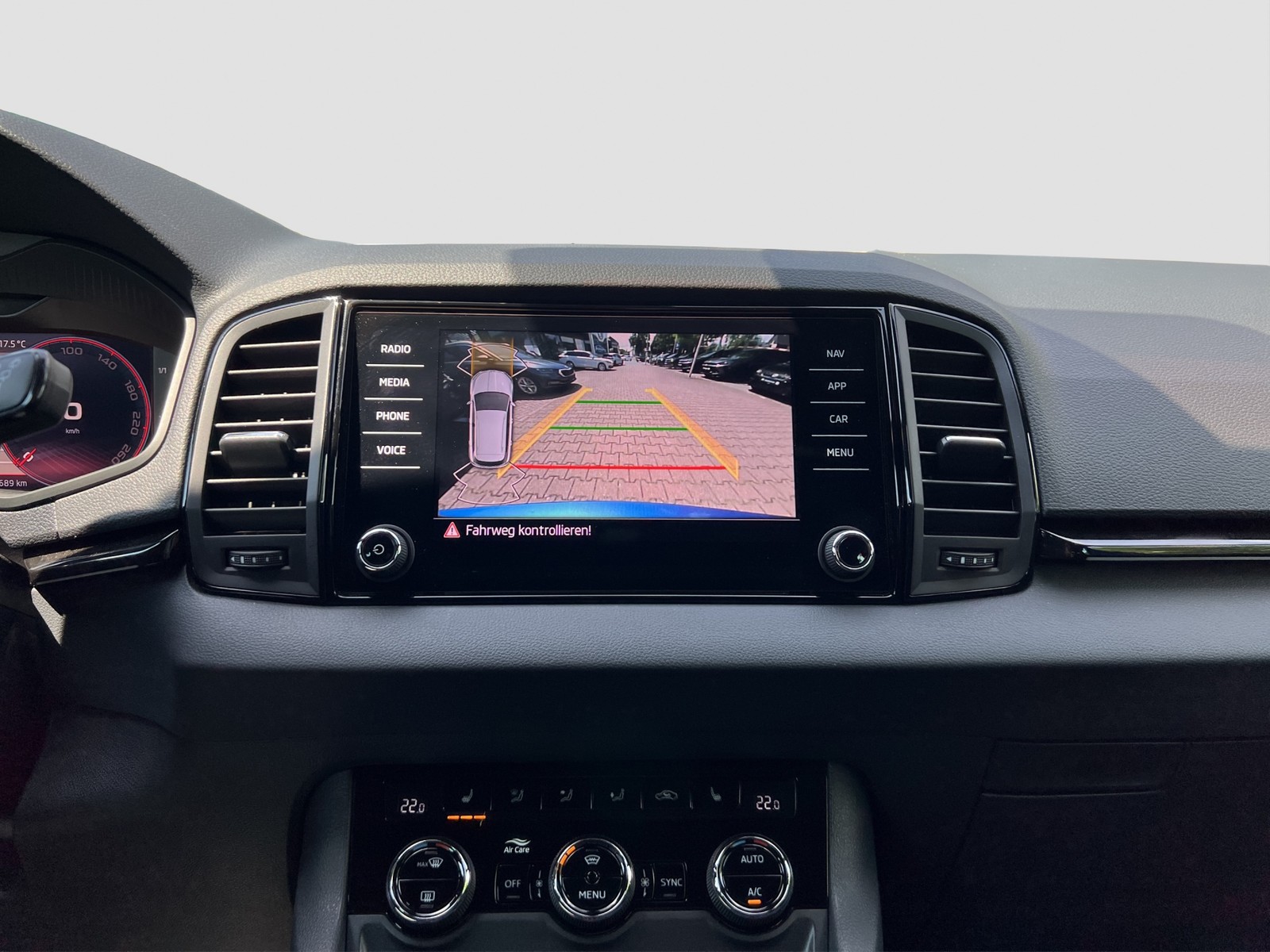 Skoda Karoq 1.5 SPORTLINE AHK CAM ACC LM18 NAVI SITZHZ