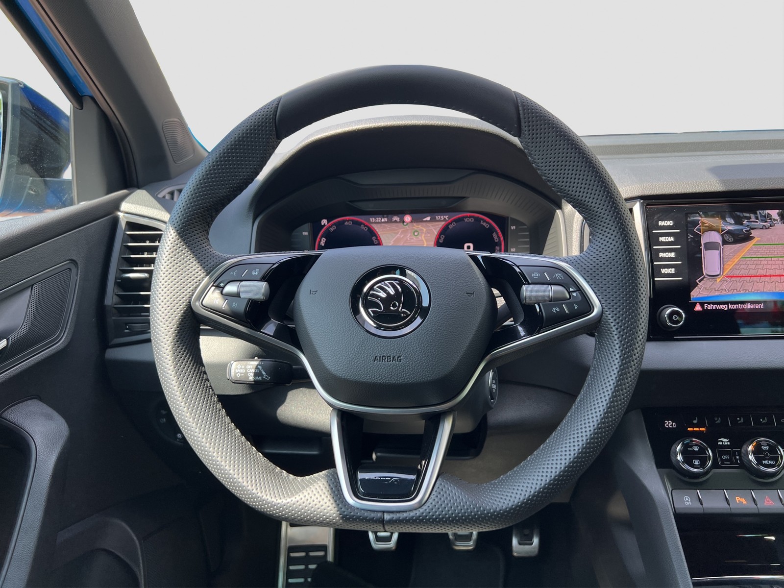 Skoda Karoq 1.5 SPORTLINE AHK CAM ACC LM18 NAVI SITZHZ