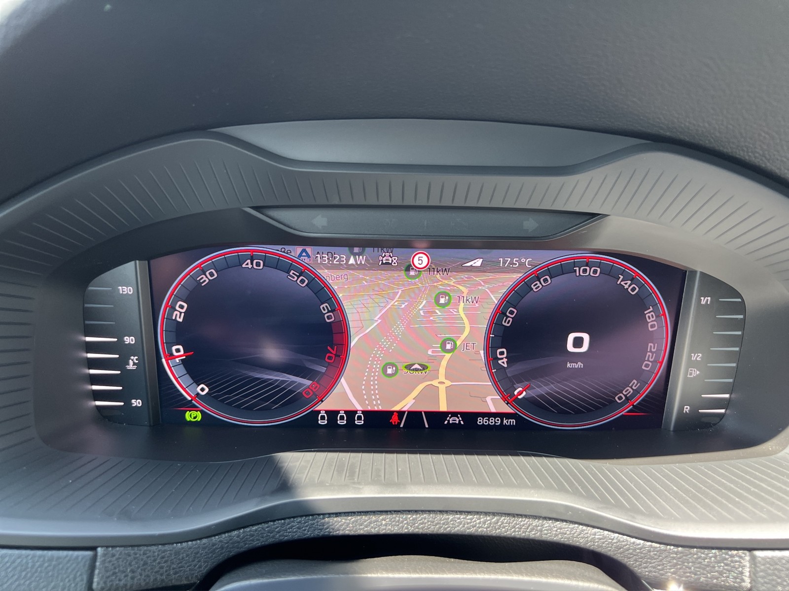 Skoda Karoq 1.5 SPORTLINE AHK CAM ACC LM18 NAVI SITZHZ