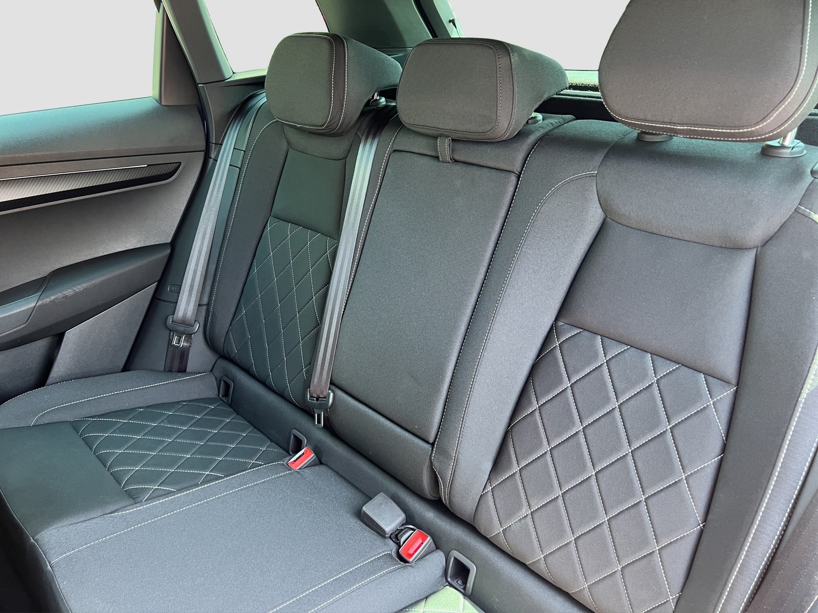 Skoda Karoq 1.5 SPORTLINE AHK CAM ACC LM18 NAVI SITZHZ