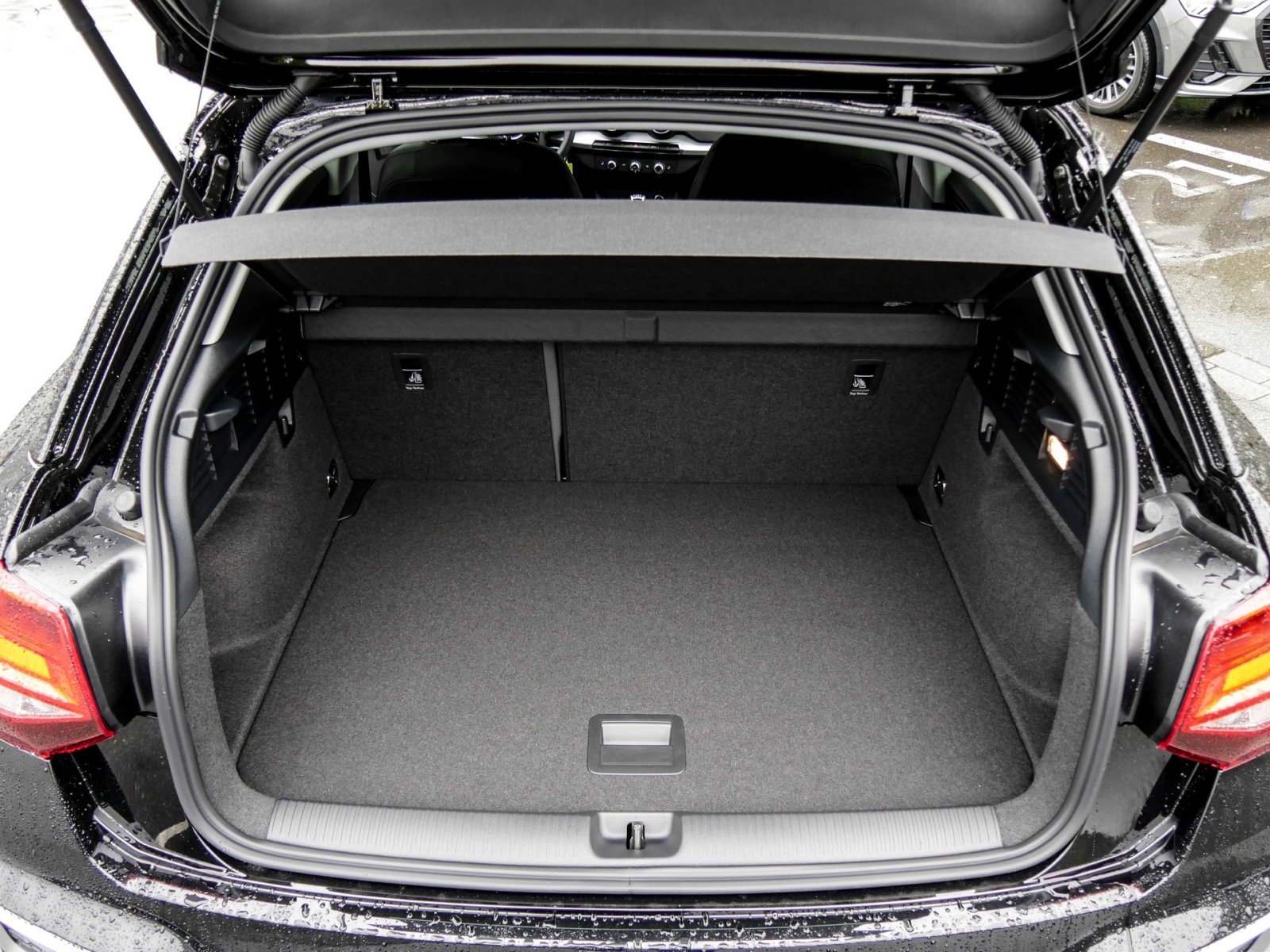 Audi Q2 30 TFSI advanced Sonnenschutzverglasung+Sideblades in Wagenfarbe+Smartphone-Interface+Sitzheizung vorn