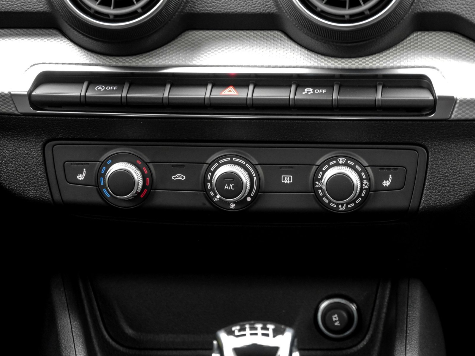 Audi Q2 30 TFSI advanced Sonnenschutzverglasung+Sideblades in Wagenfarbe+Smartphone-Interface+Sitzheizung vorn