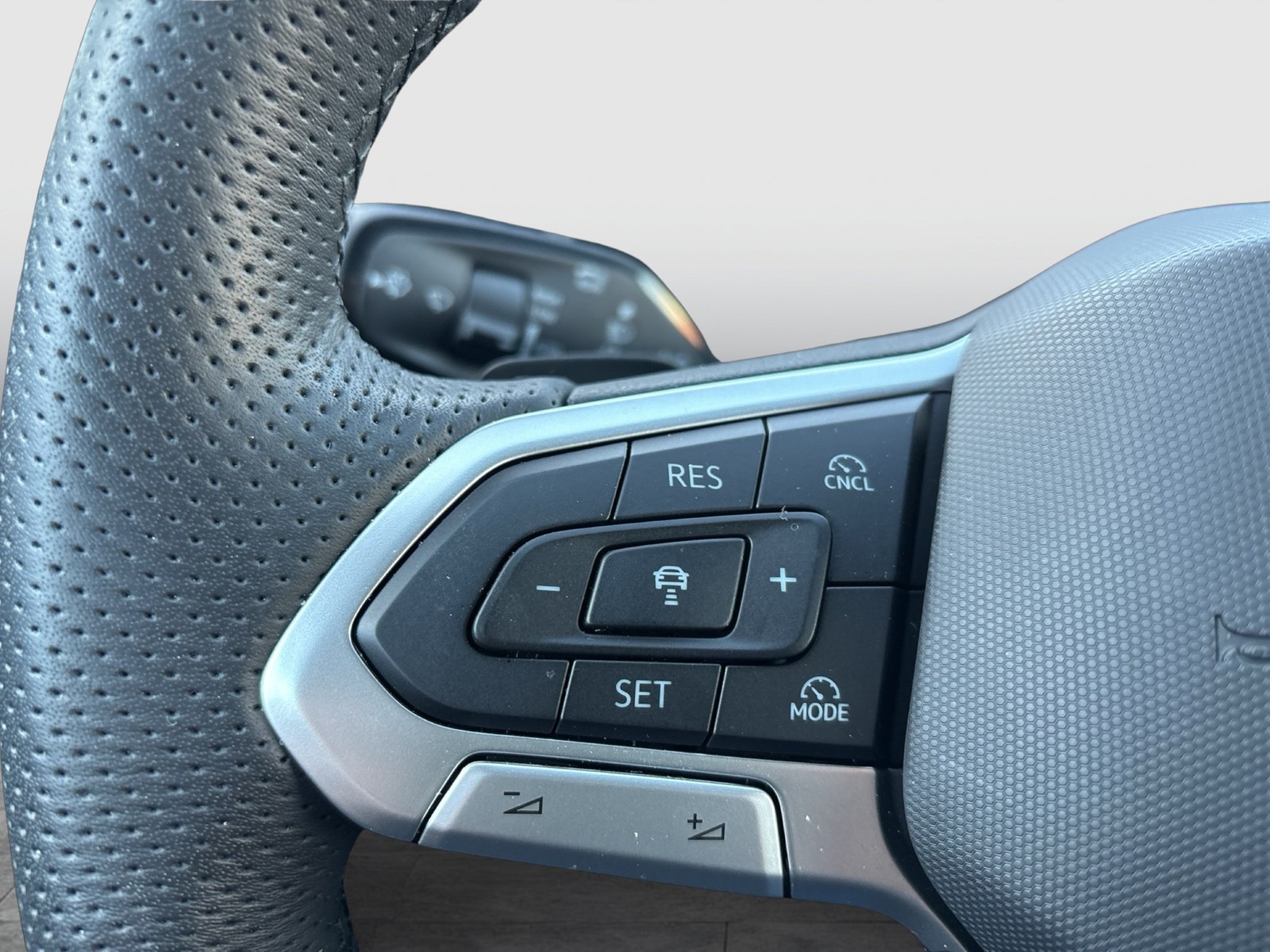 Volkswagen Tiguan 1.5 HYBRID R-LINE NEUES MODELL AHK 360CAM