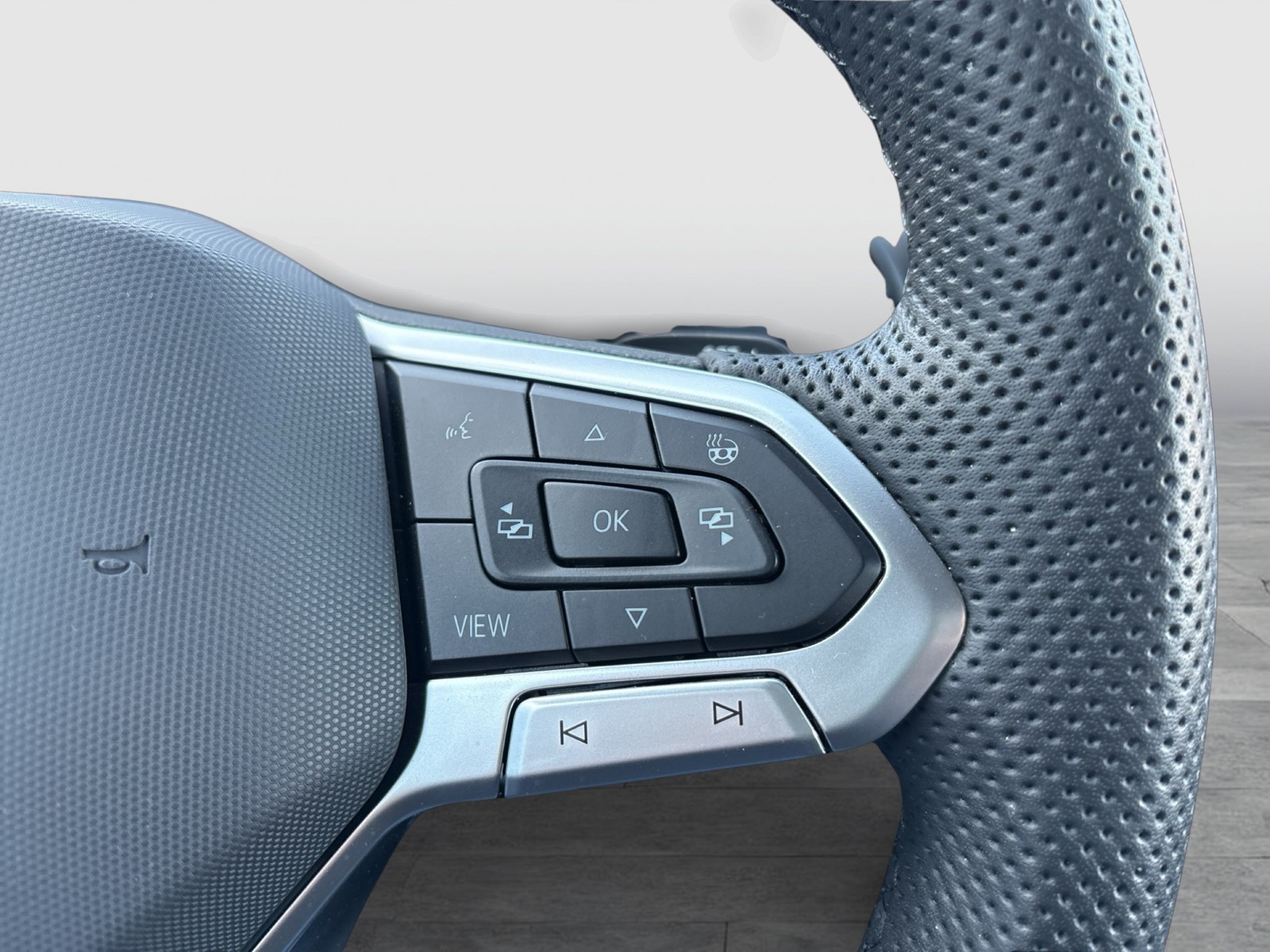 Volkswagen Tiguan 1.5 HYBRID R-LINE NEUES MODELL AHK 360CAM