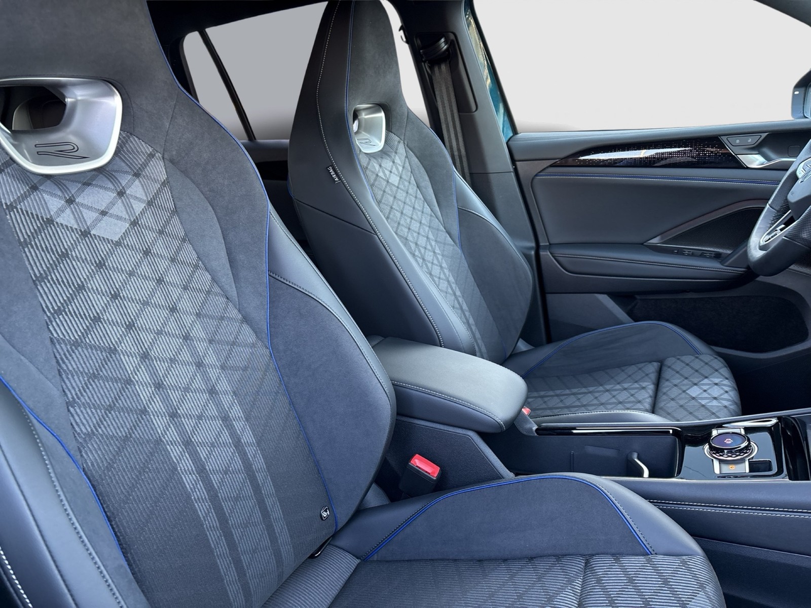 Volkswagen Tiguan 1.5 HYBRID R-LINE NEUES MODELL AHK 360CAM