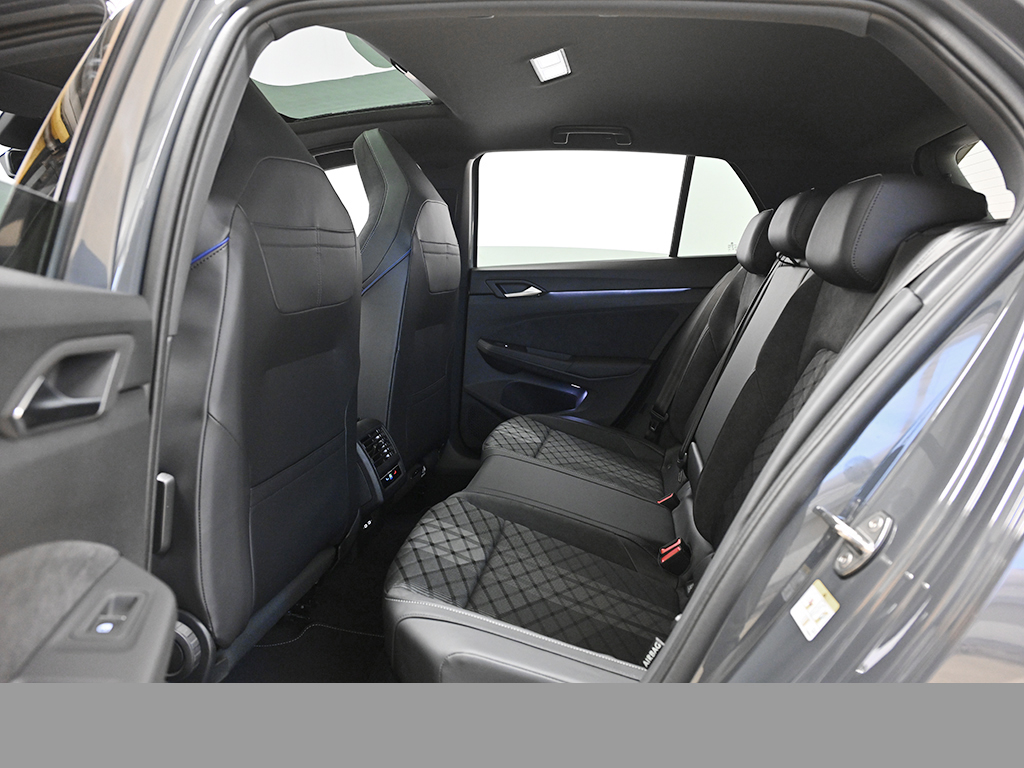 Volkswagen Golf 1.5 R-LINE DSG PANO BLACKSTYLE MATRIXLED