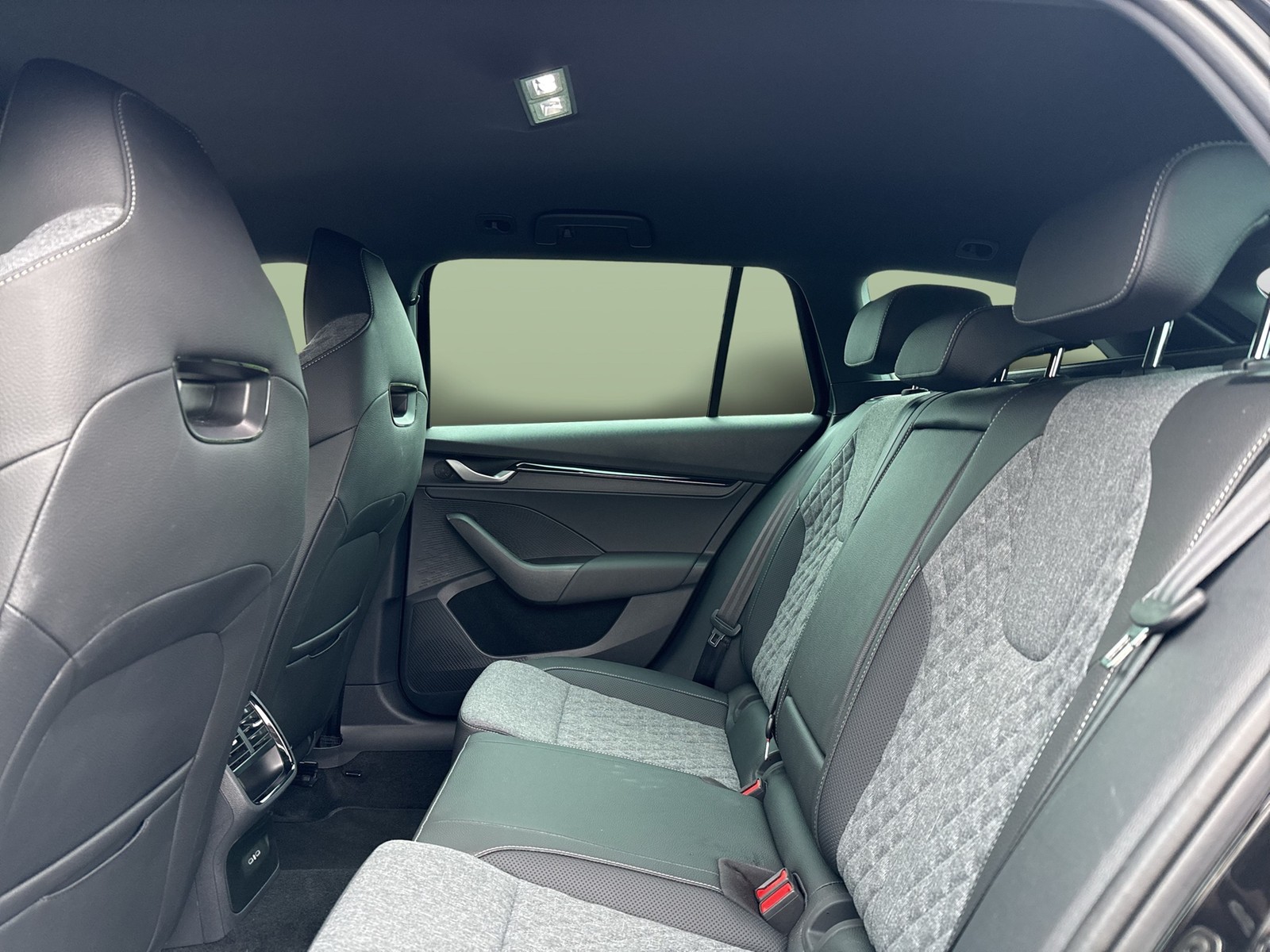 Skoda Octavia Combi 2.0TDI DSG Sportline ACC HuD NAV PDC RFK SHZ