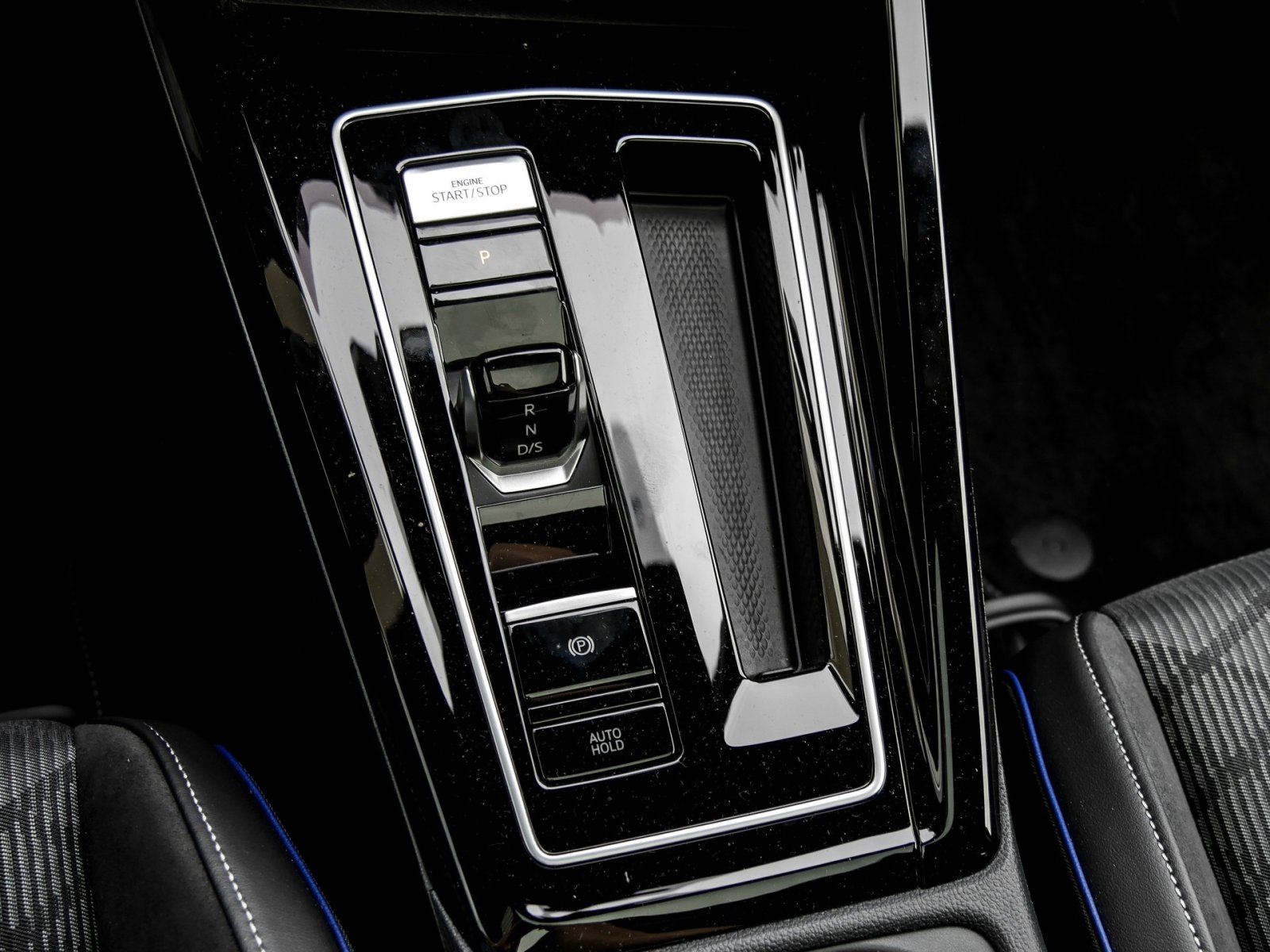 Volkswagen Golf 1.5 R-LINE DSG BLACKSTYLE PANO AHK MATRIX-LED