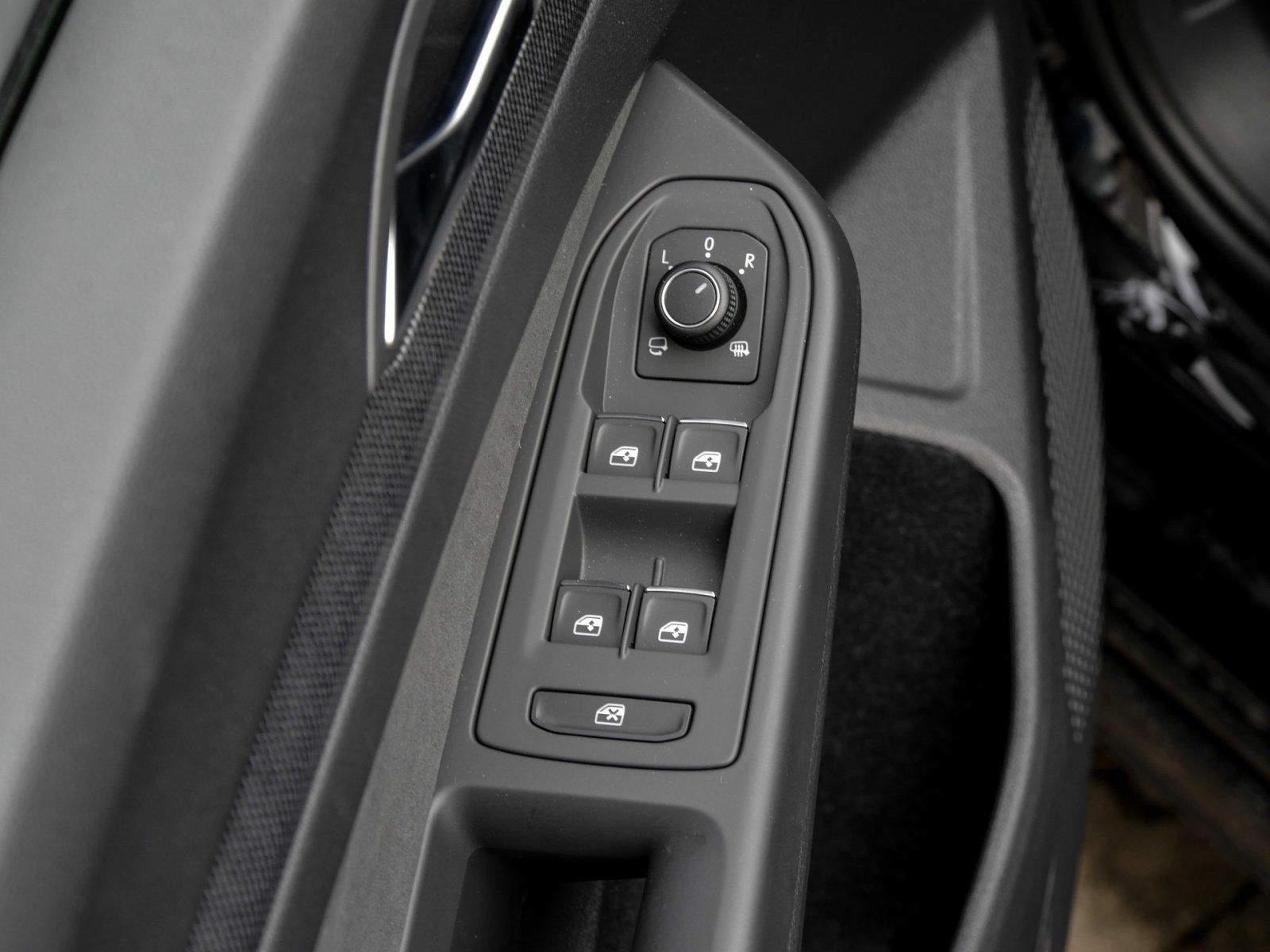 Volkswagen Golf 1.5 R-LINE DSG BLACKSTYLE PANO AHK MATRIX-LED