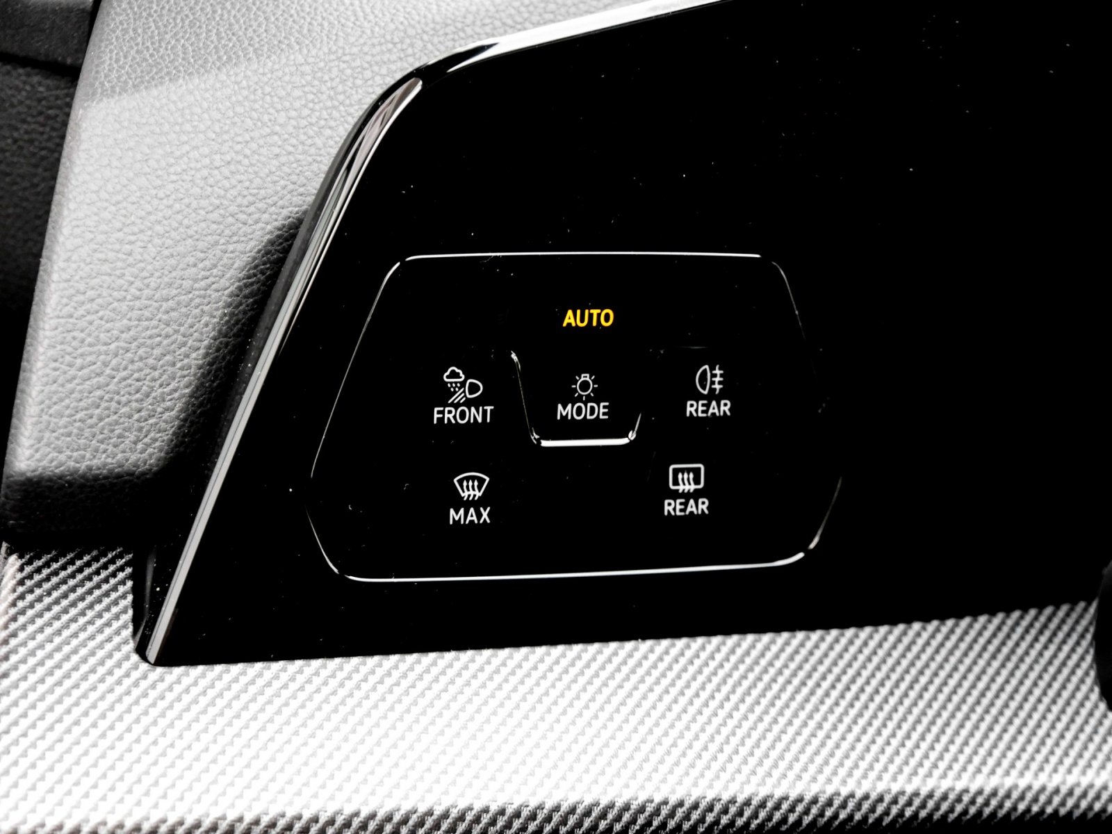 Volkswagen Golf 1.5 R-LINE DSG BLACKSTYLE PANO AHK MATRIX-LED