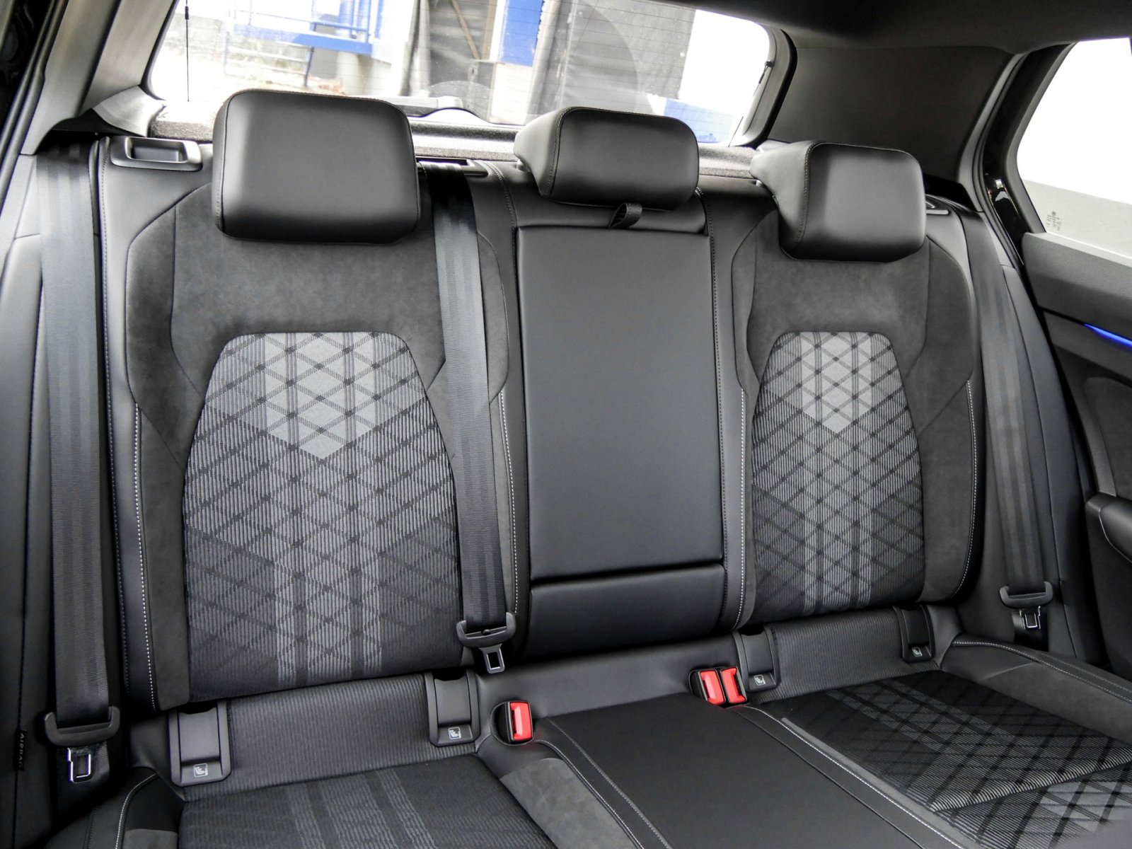 Volkswagen Golf 1.5 R-LINE DSG BLACKSTYLE PANO AHK MATRIX-LED