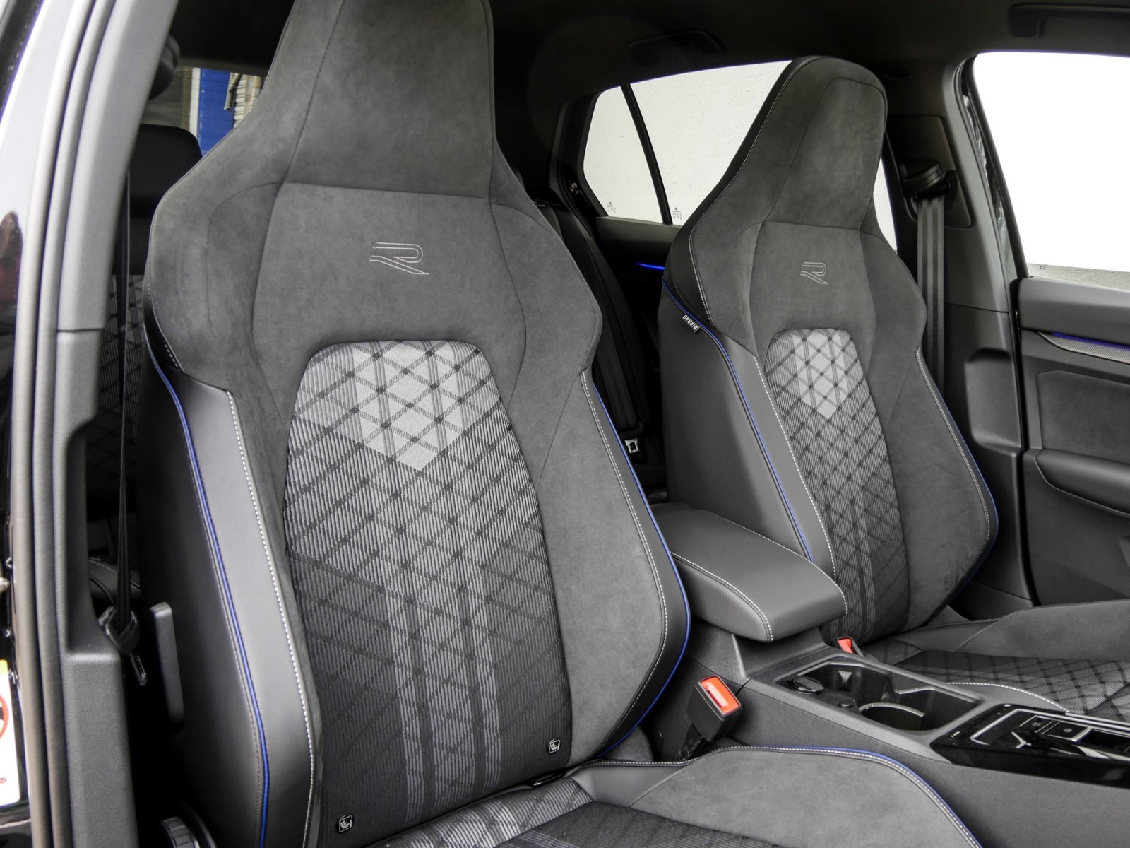 Volkswagen Golf 1.5 R-LINE DSG BLACKSTYLE PANO AHK MATRIX-LED