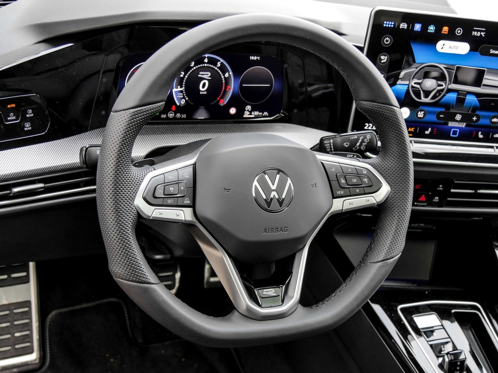 Volkswagen Golf 1.5 R-LINE DSG BLACKSTYLE PANO AHK MATRIX-LED