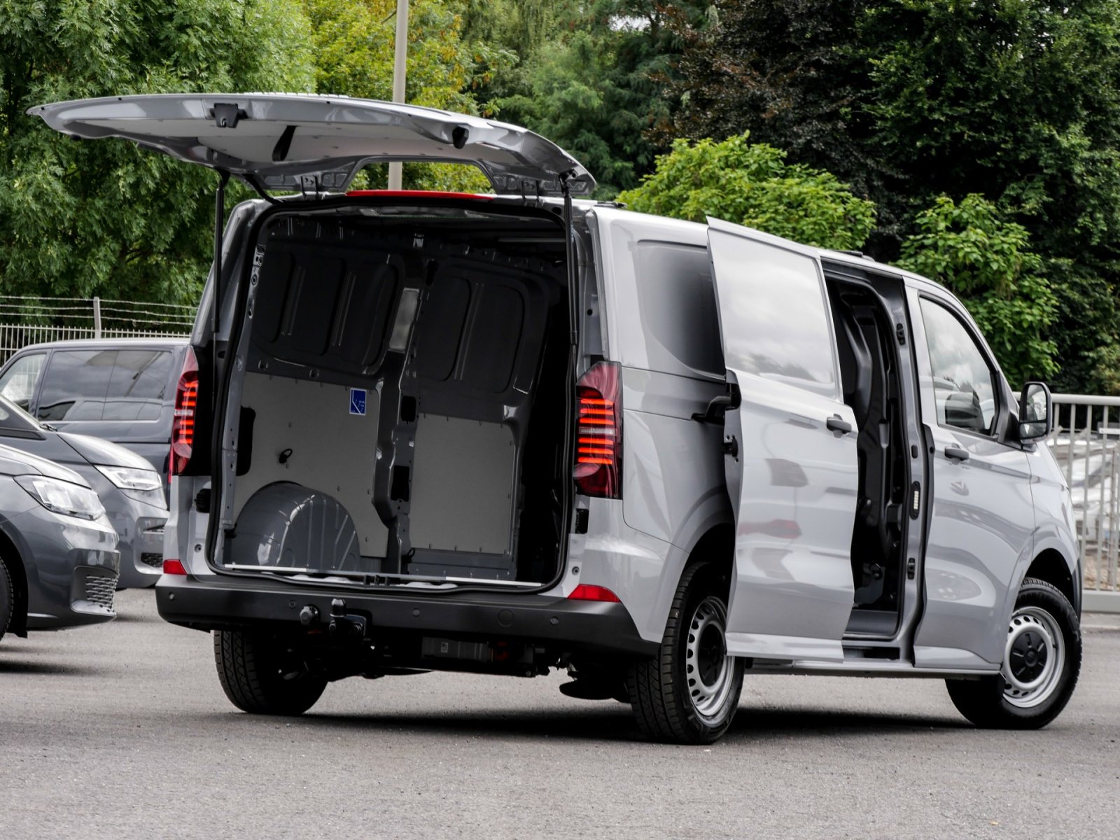 Volkswagen T7 Transporter e-Transporter Kasten AnhängerPaket Holzboden