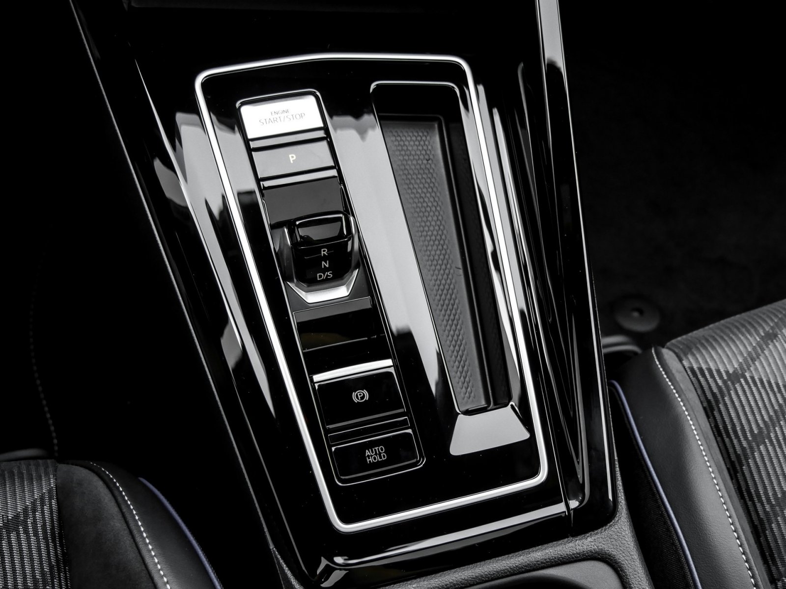 Volkswagen Golf 1.5 R-LINE DSG BLACKSTYLE PANO MATRIXLED