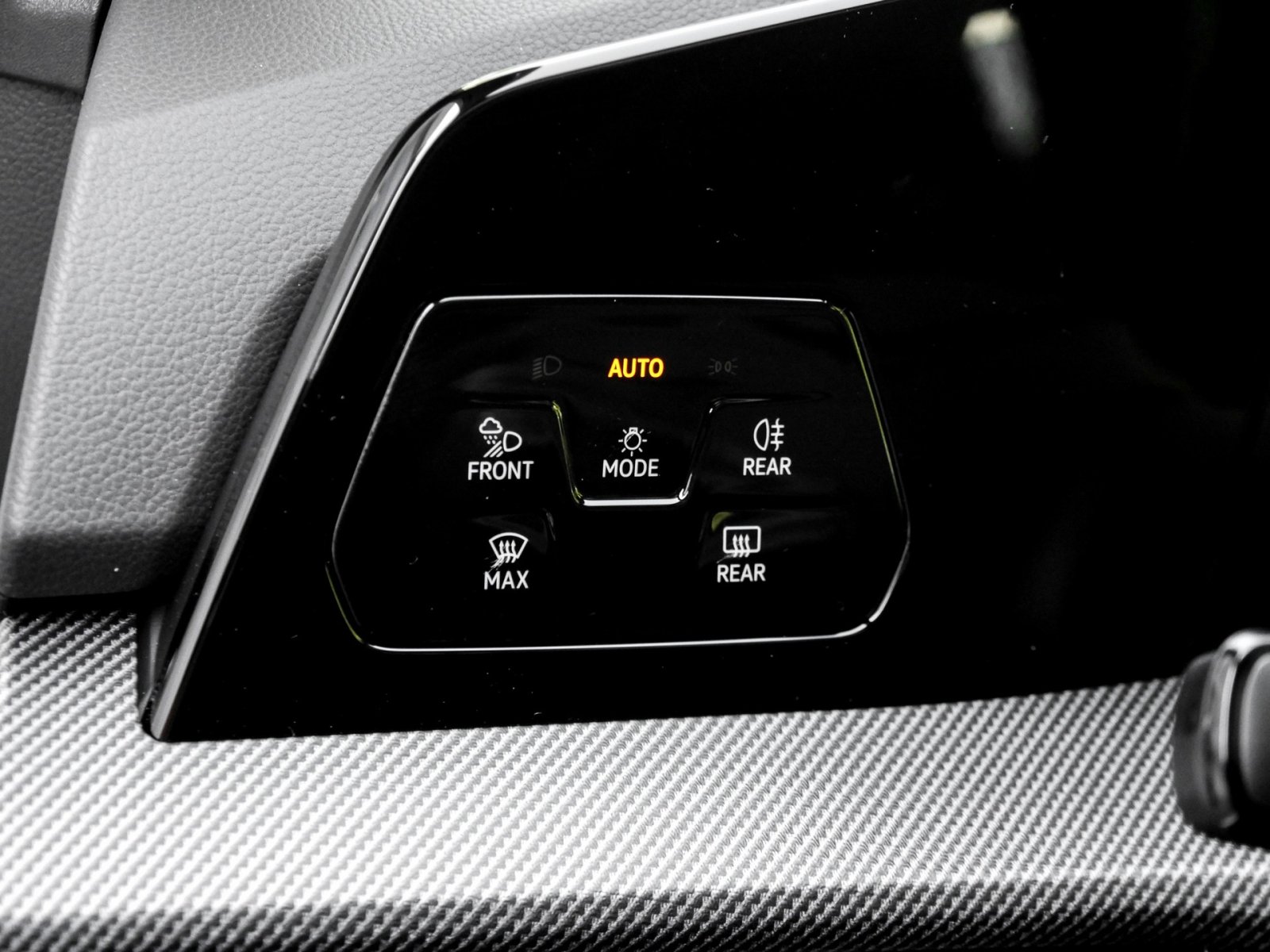 Volkswagen Golf 1.5 R-LINE DSG BLACKSTYLE PANO MATRIXLED