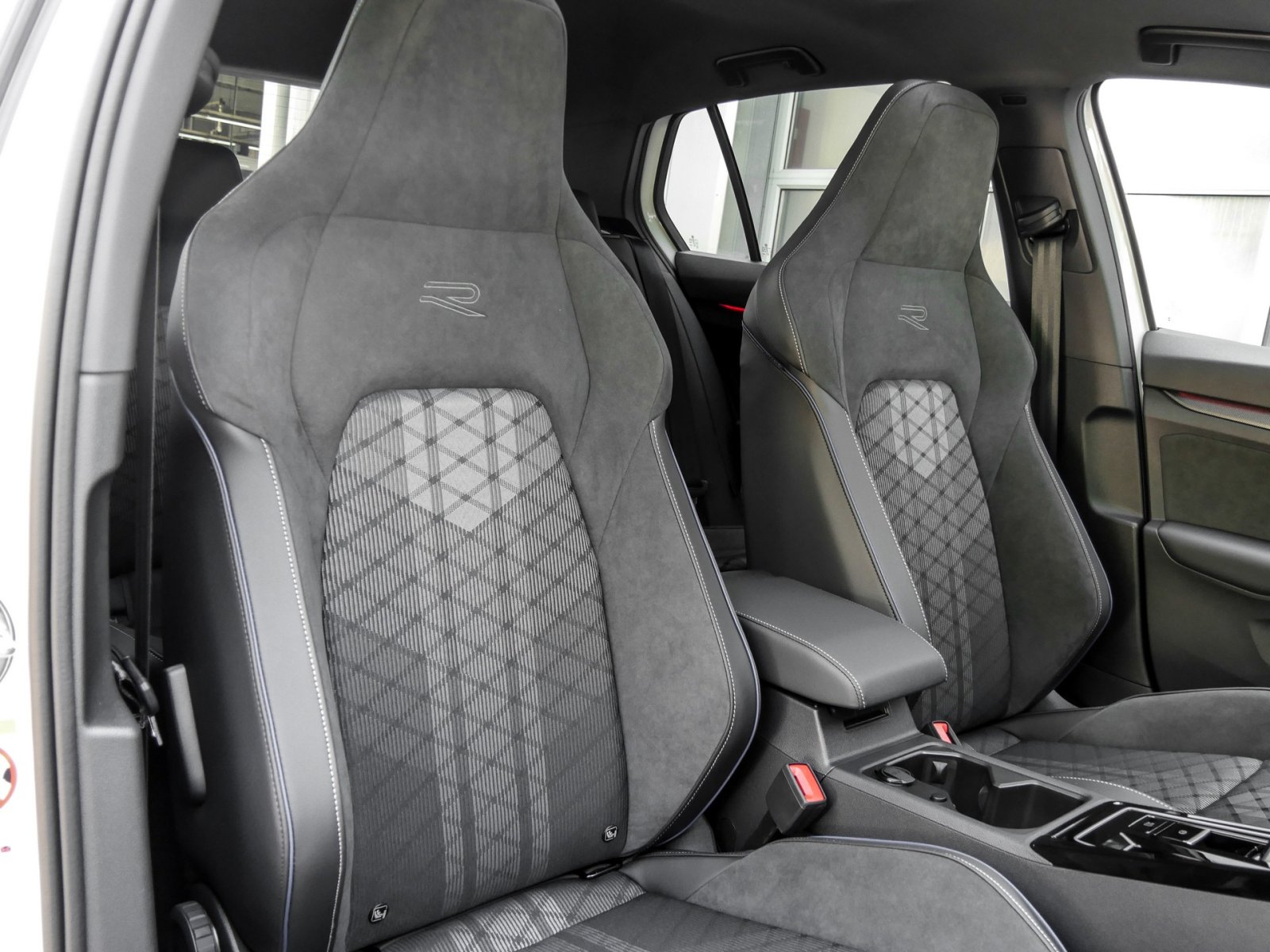 Volkswagen Golf 1.5 R-LINE DSG BLACKSTYLE PANO MATRIXLED