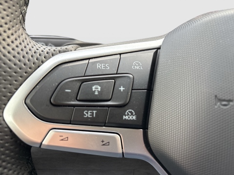 Volkswagen Golf 1.5 R-LINE DSG BLACKSTYLE 360CAM MATRIXLED LM18