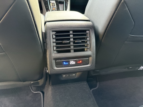 Volkswagen Golf 1.5 R-LINE DSG BLACKSTYLE 360CAM MATRIXLED LM18