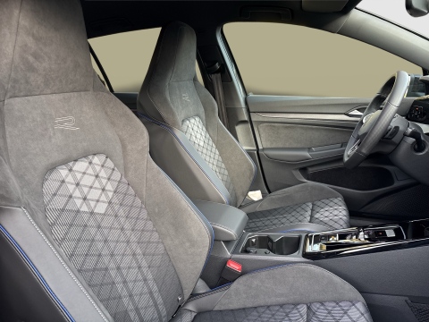 Volkswagen Golf 1.5 R-LINE DSG BLACKSTYLE 360CAM MATRIXLED LM18