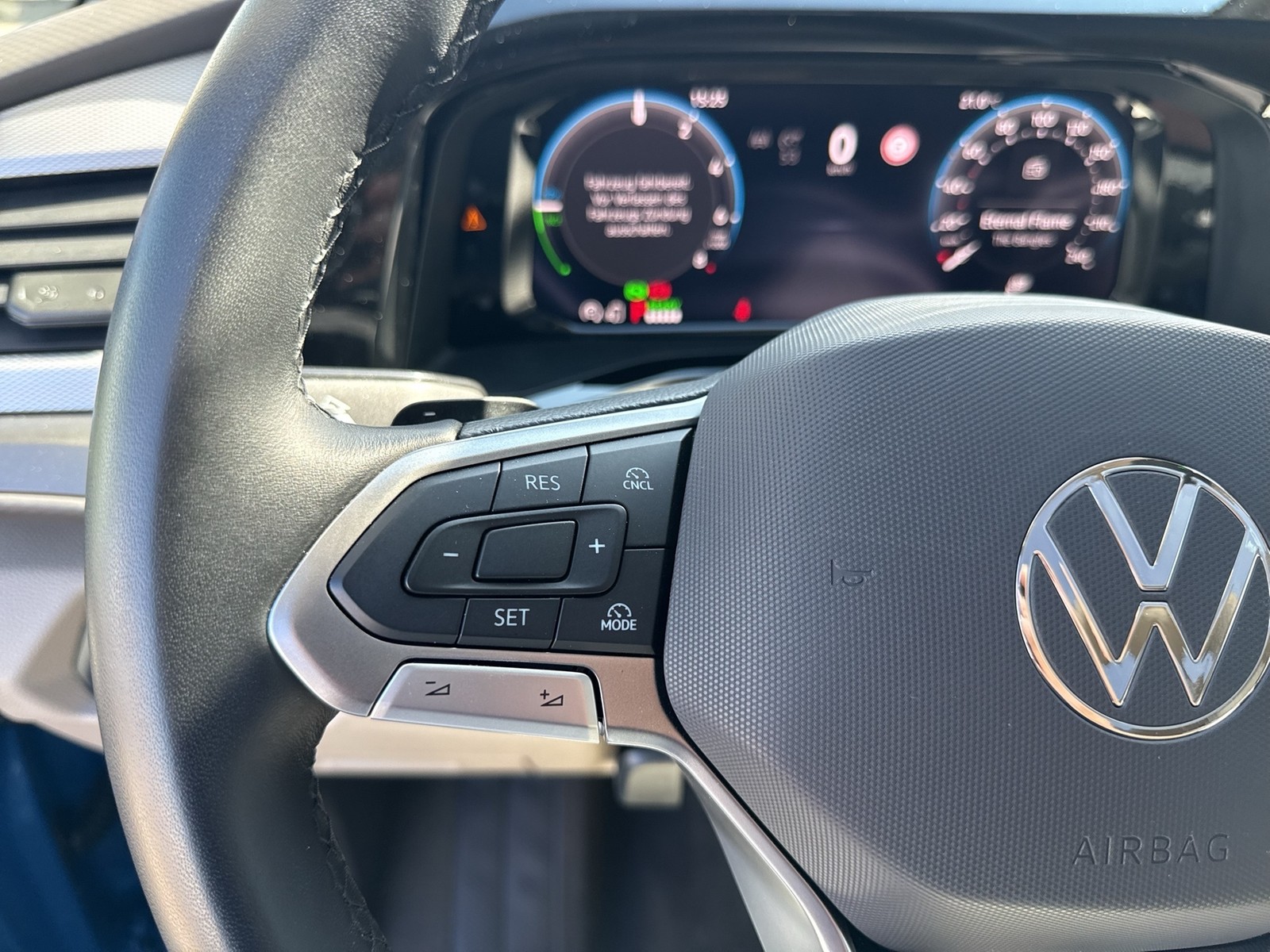Volkswagen T7 Multivan HYBRID Kurz 4x4 Navi Pano Matrix AHK