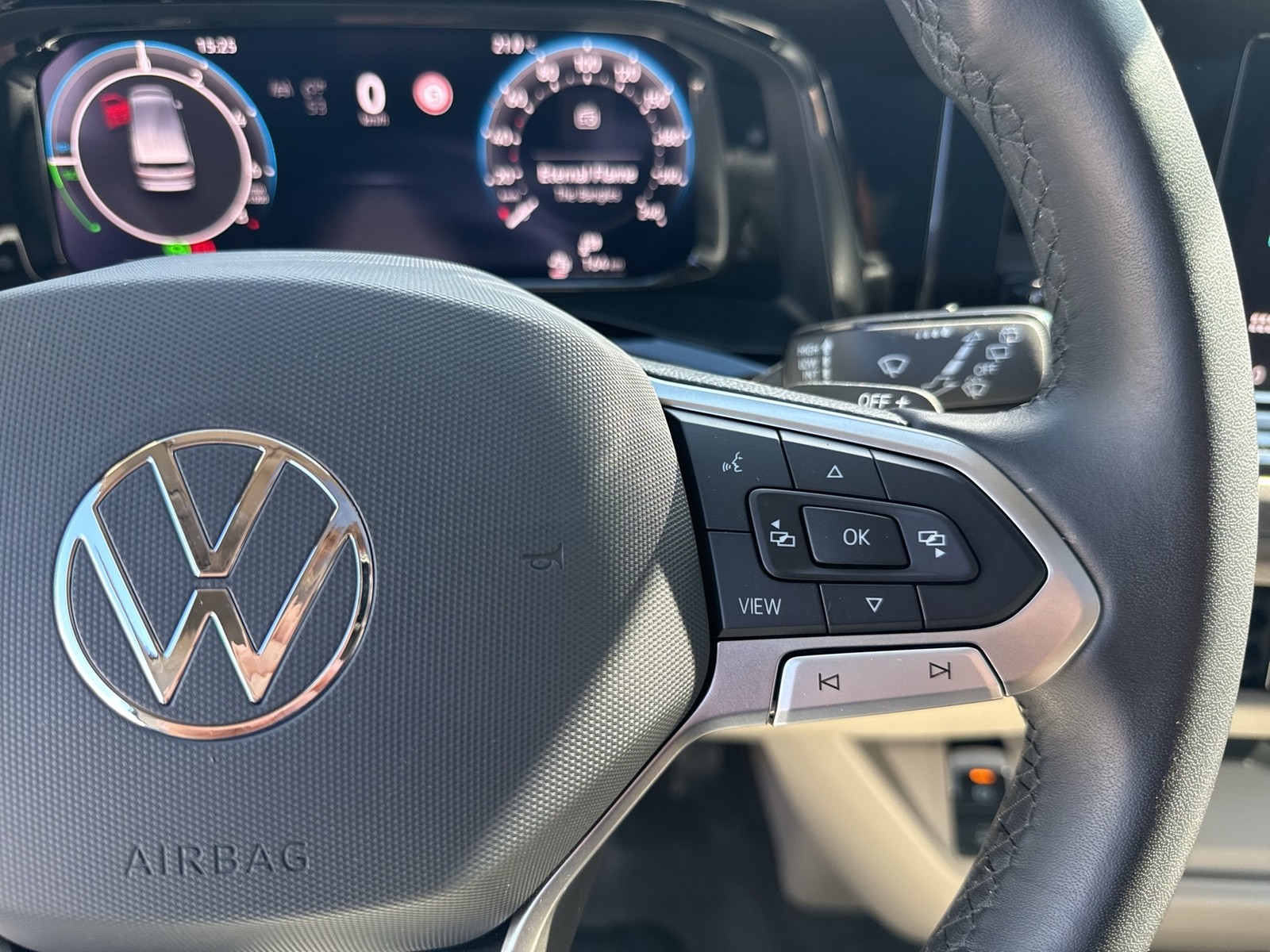 Volkswagen T7 Multivan HYBRID Kurz 4x4 Navi Pano Matrix AHK