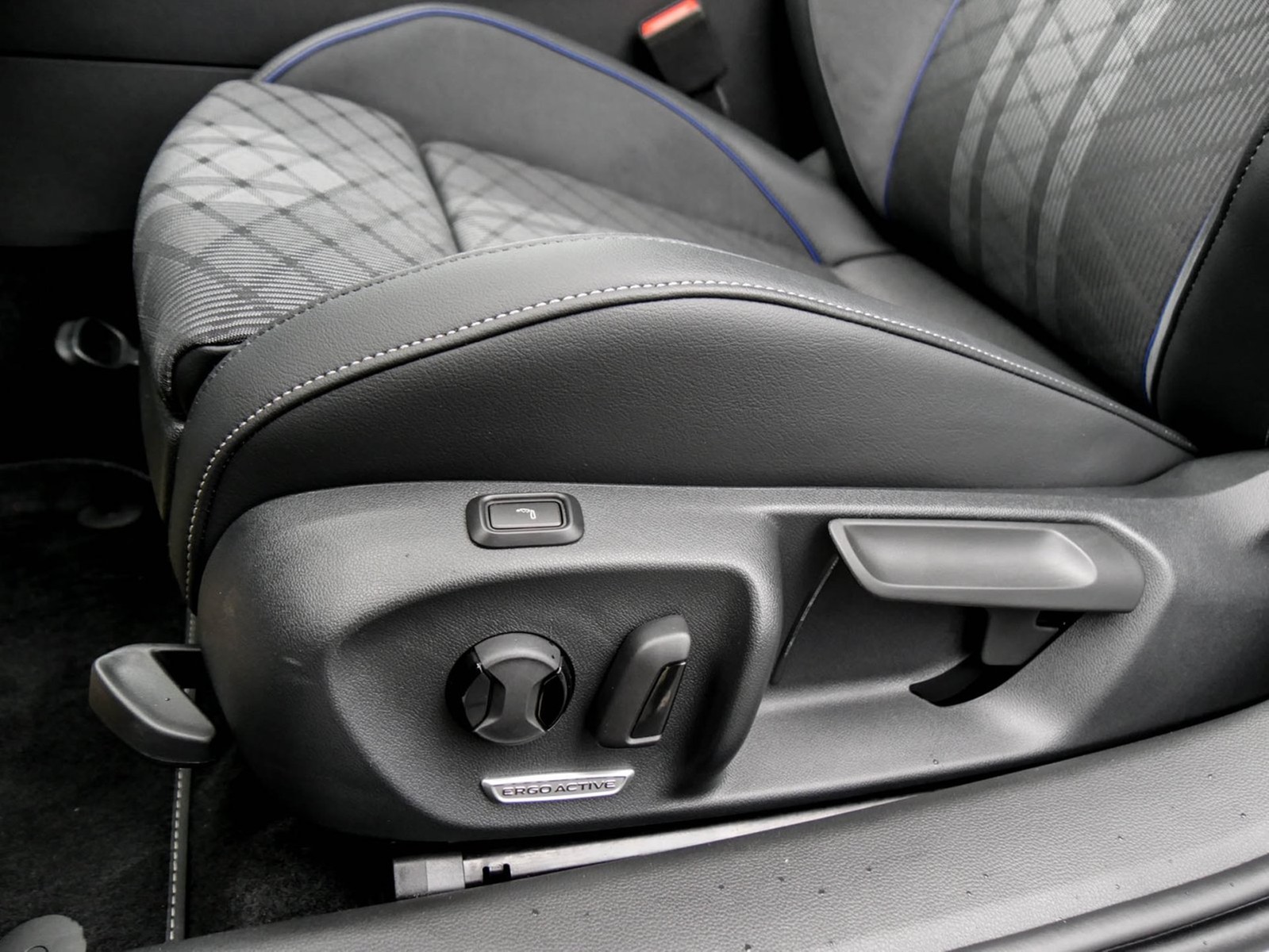 Volkswagen Passat Variant 2.0 R-LINE 4X4 NEUESMODELL AHK 19Z