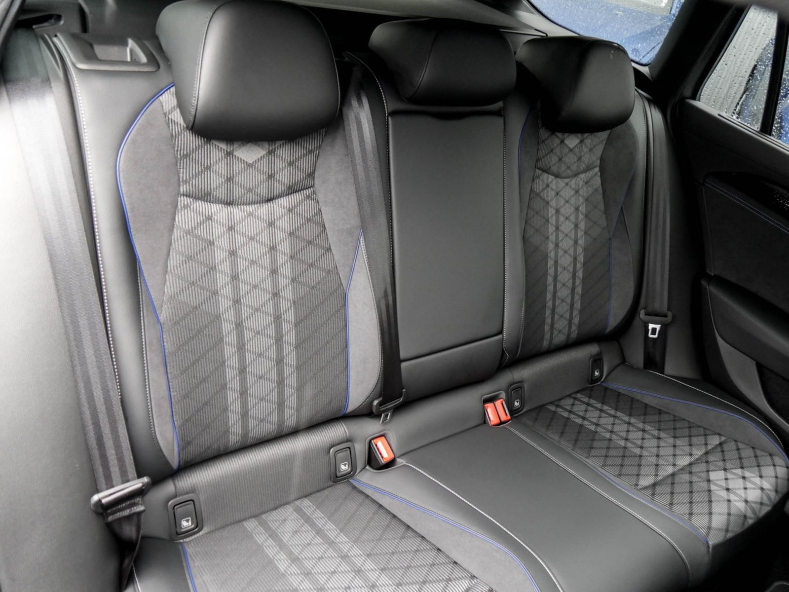 Volkswagen Passat Variant 2.0 R-LINE 4X4 NEUESMODELL AHK 19Z