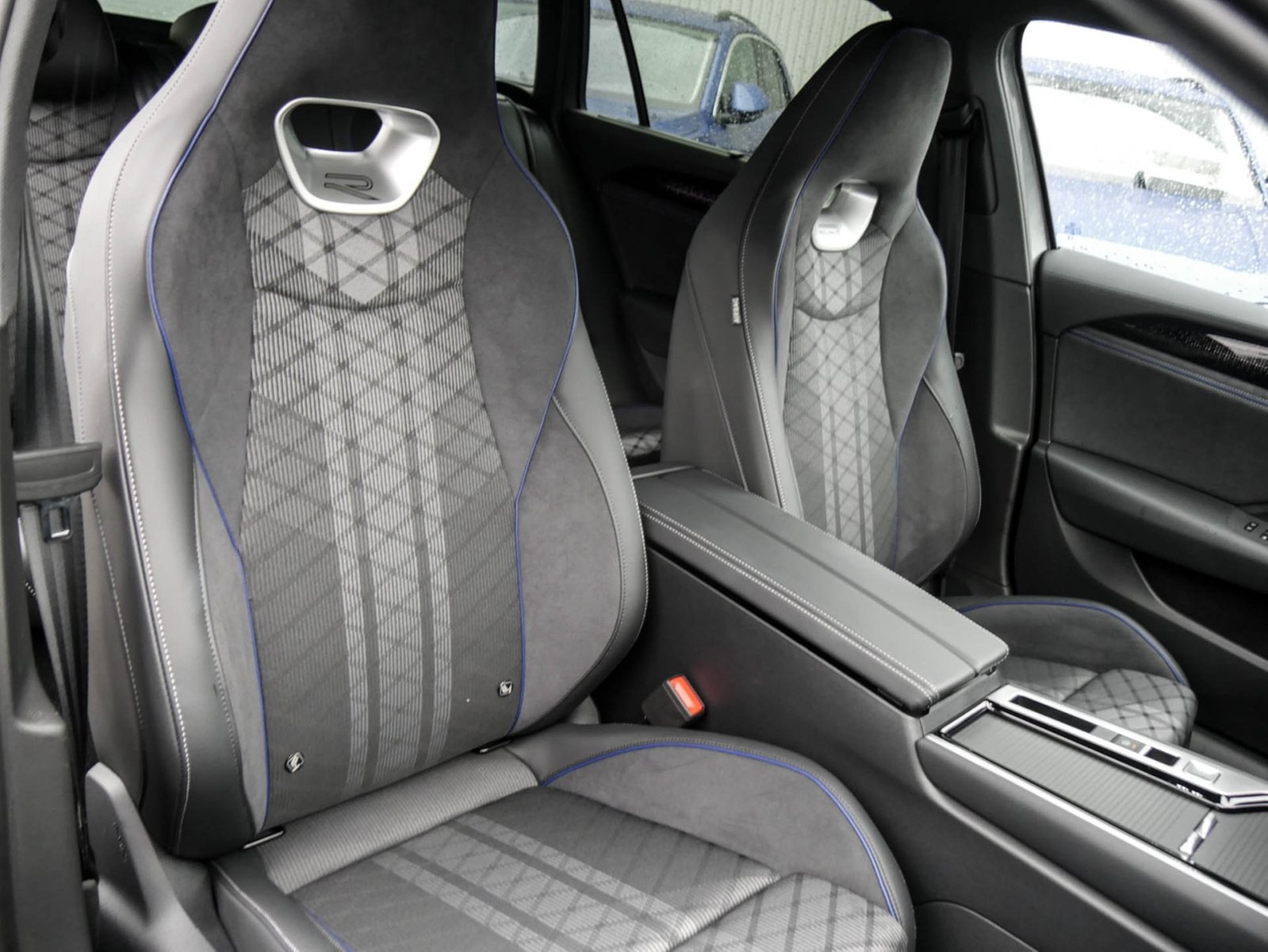 Volkswagen Passat Variant 2.0 R-LINE 4X4 NEUESMODELL AHK 19Z