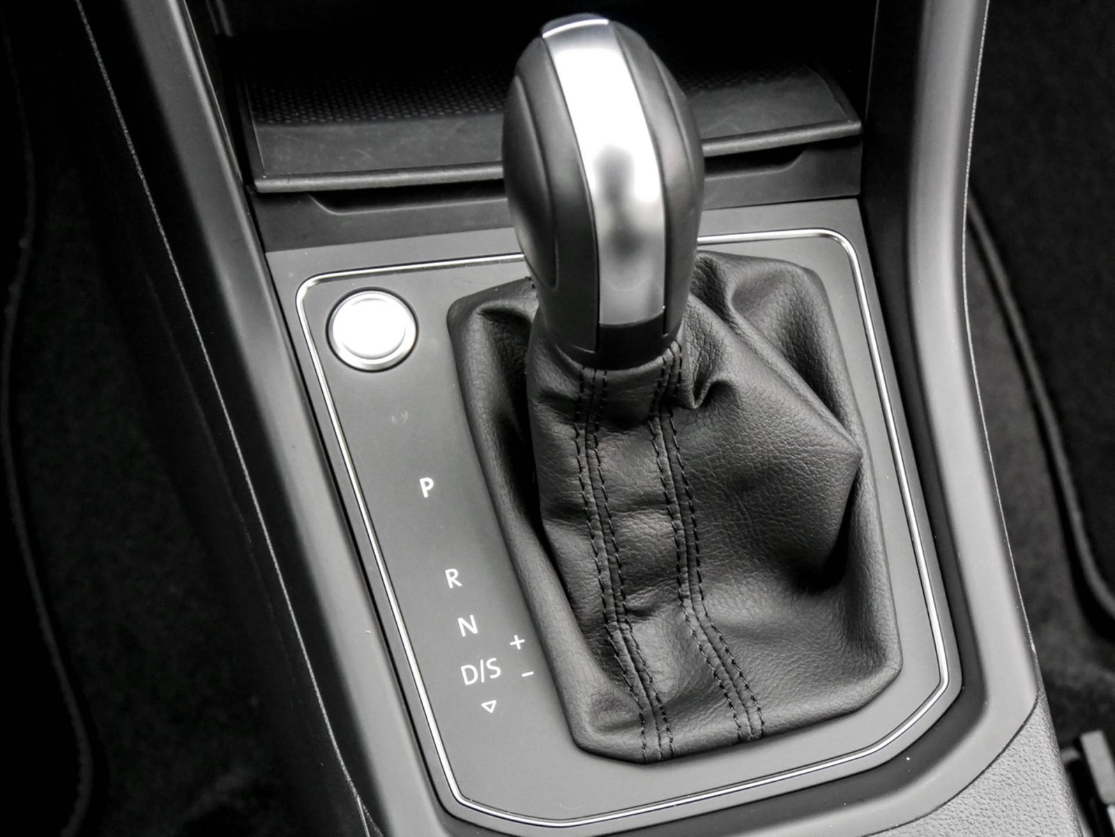 Volkswagen Touran 1.5 COMFORTLINE 7SITZE AHK CAM ACC NAVI