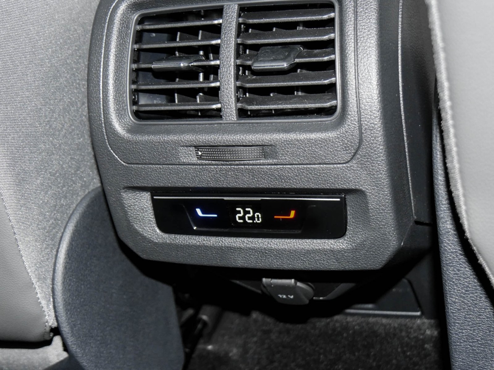 Volkswagen Touran 1.5 COMFORTLINE 7SITZE AHK CAM ACC NAVI