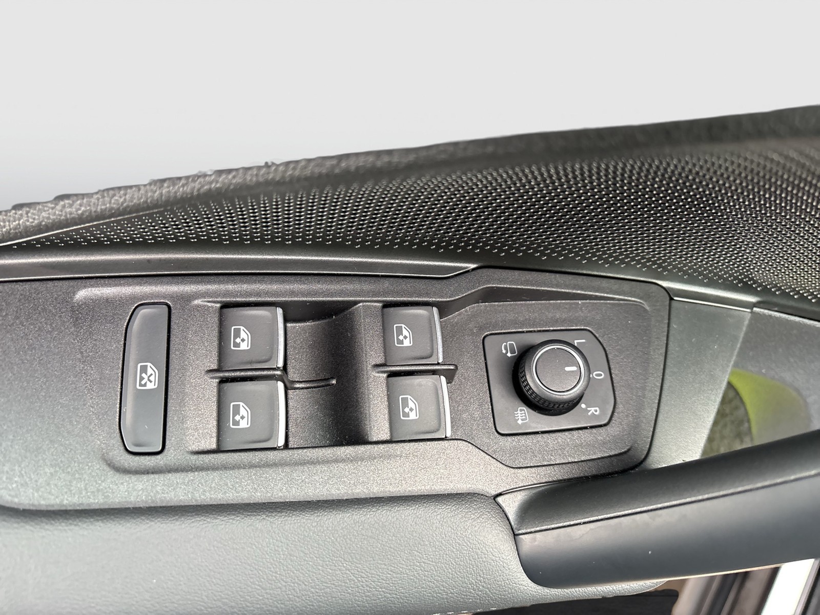 Volkswagen Tiguan 1.5 HYBRID R-LINE NEUESMODELL 360CAM LM20